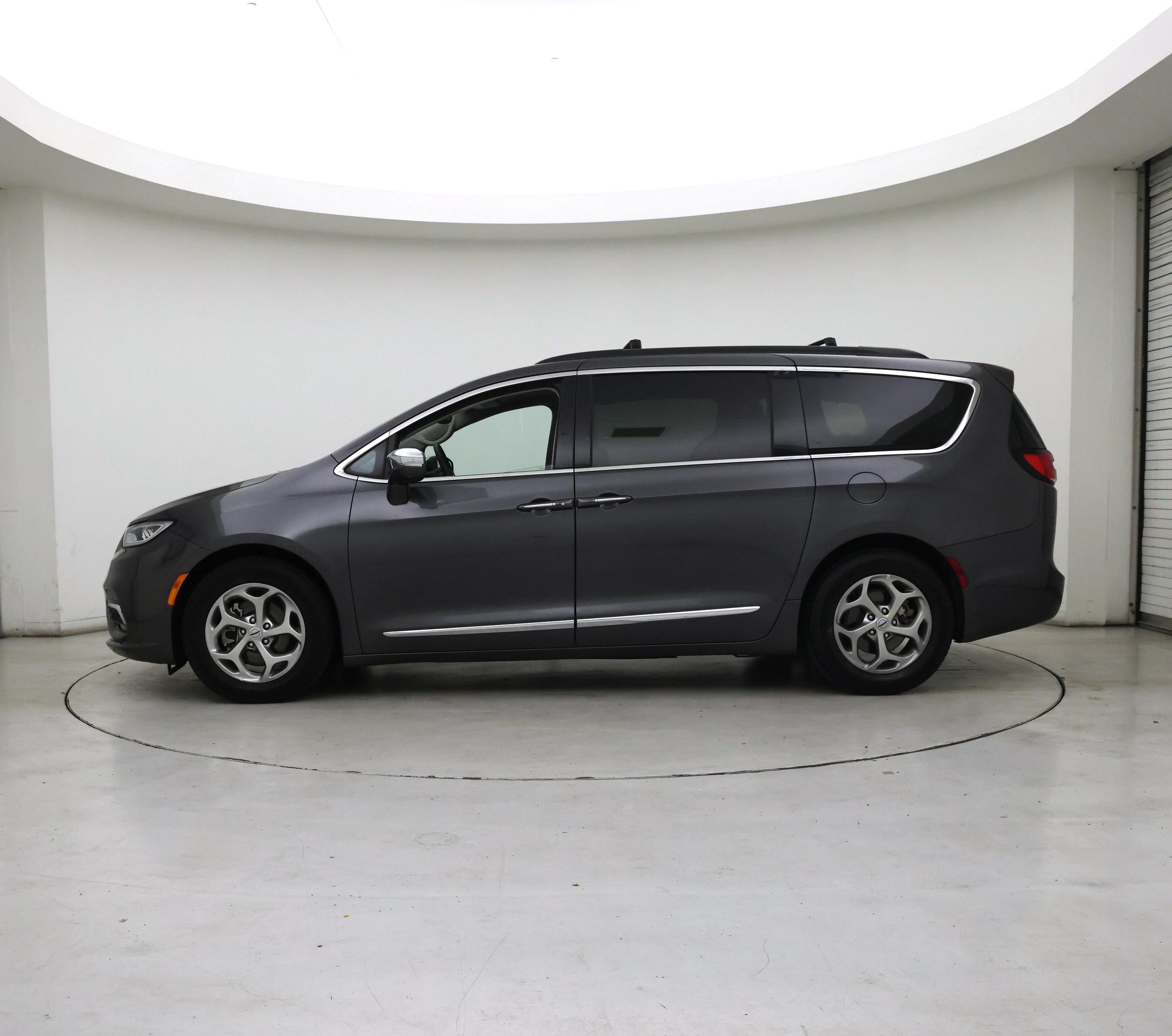 Thumbnail: 2022 Chrysler Pacifica - 3