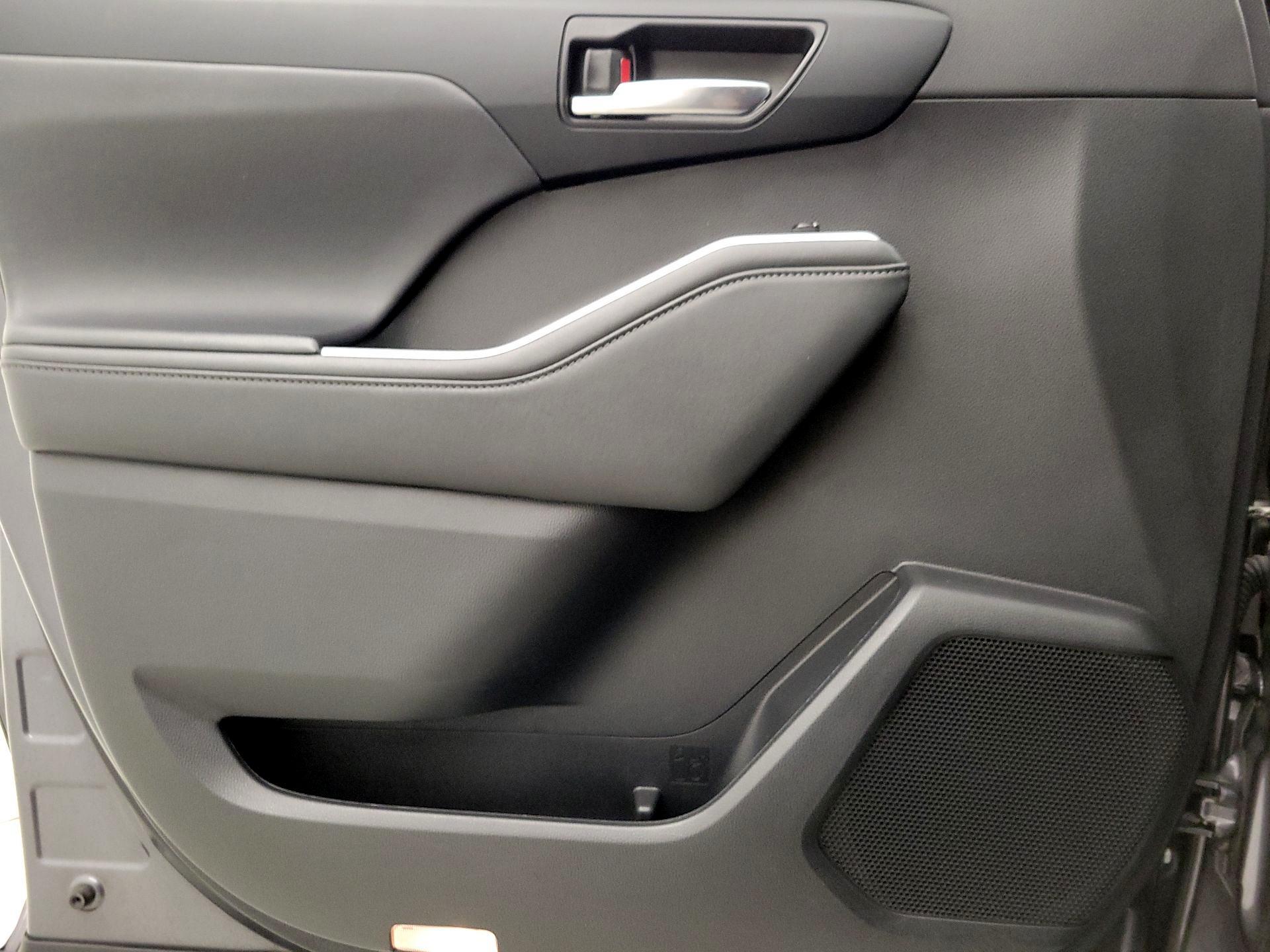 Thumbnail: 2023 Toyota Highlander - 12