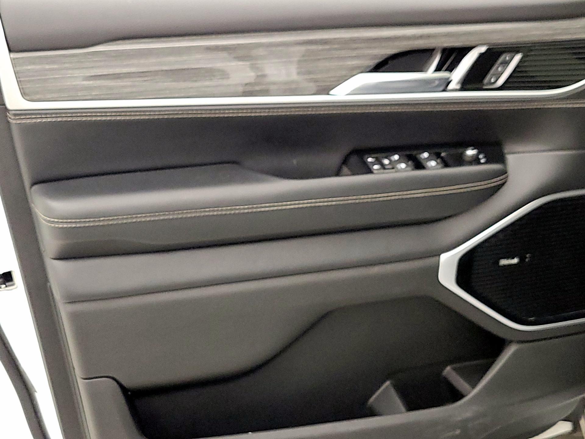 Thumbnail: 2022 Jeep Wagoneer - 12