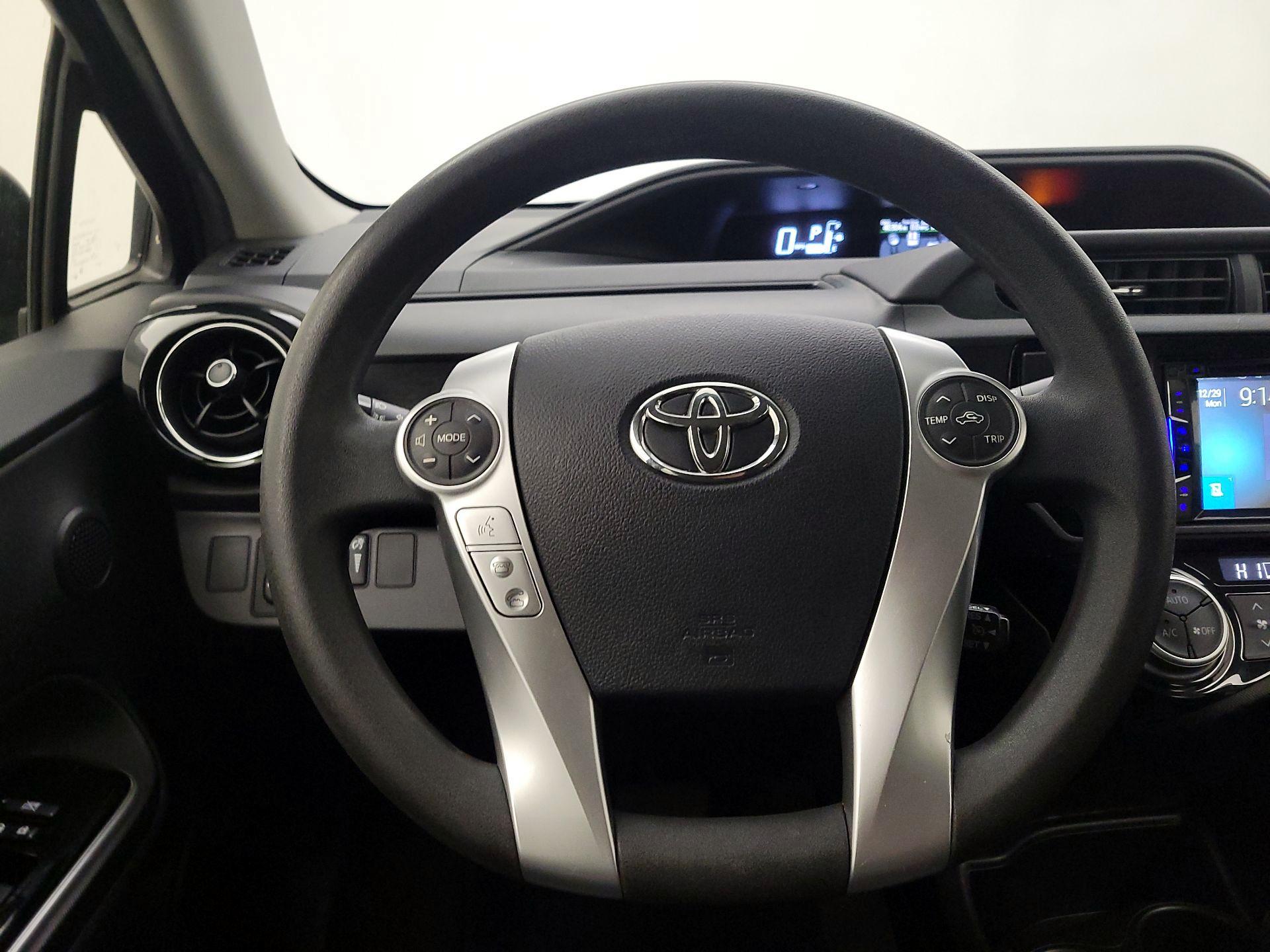 Thumbnail: 2016 Toyota Prius c - 10