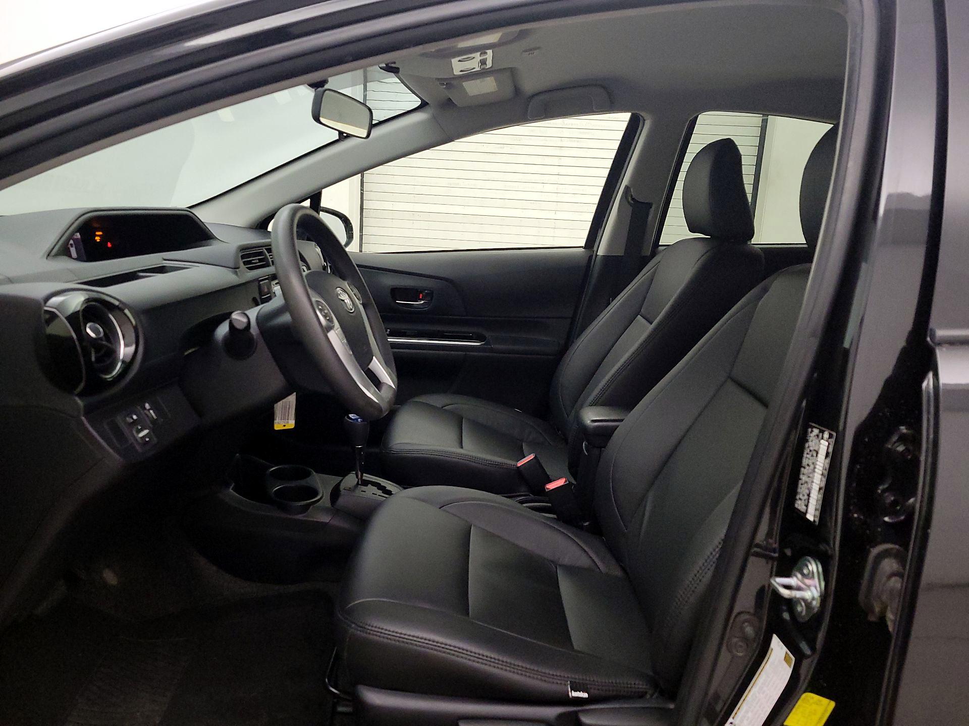 Thumbnail: 2016 Toyota Prius c - 11