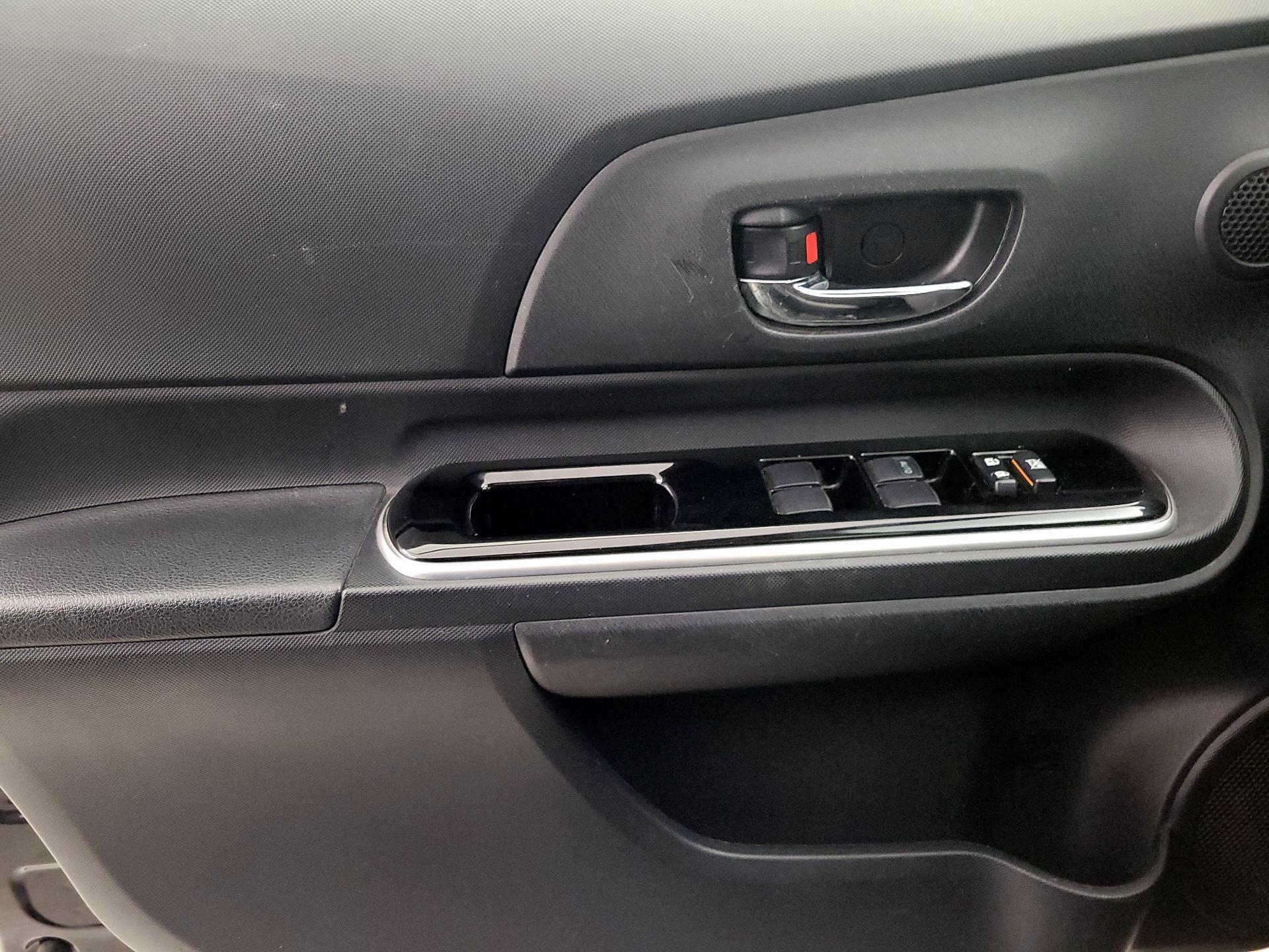 Thumbnail: 2016 Toyota Prius c - 12