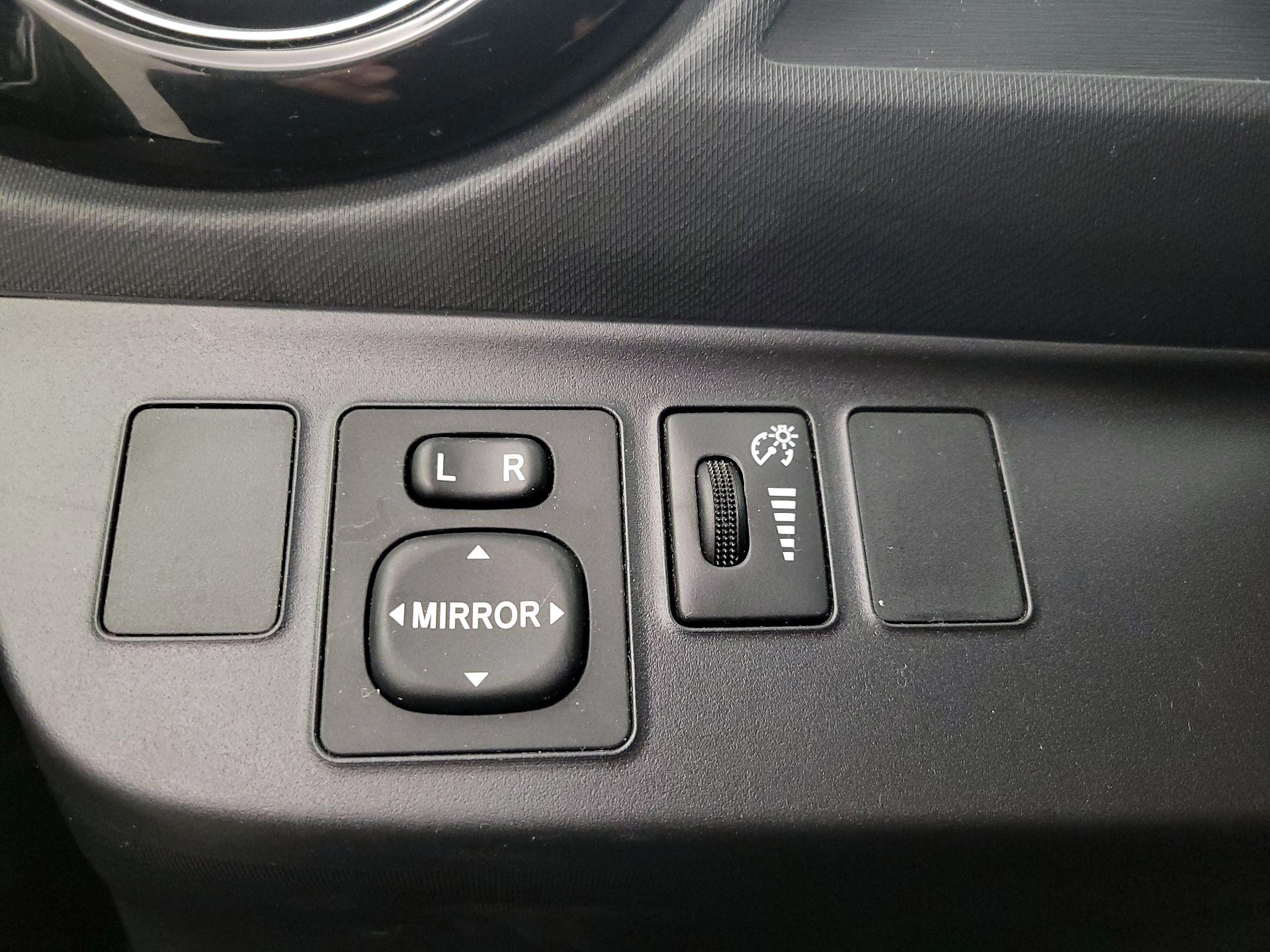 Thumbnail: 2016 Toyota Prius c - 13