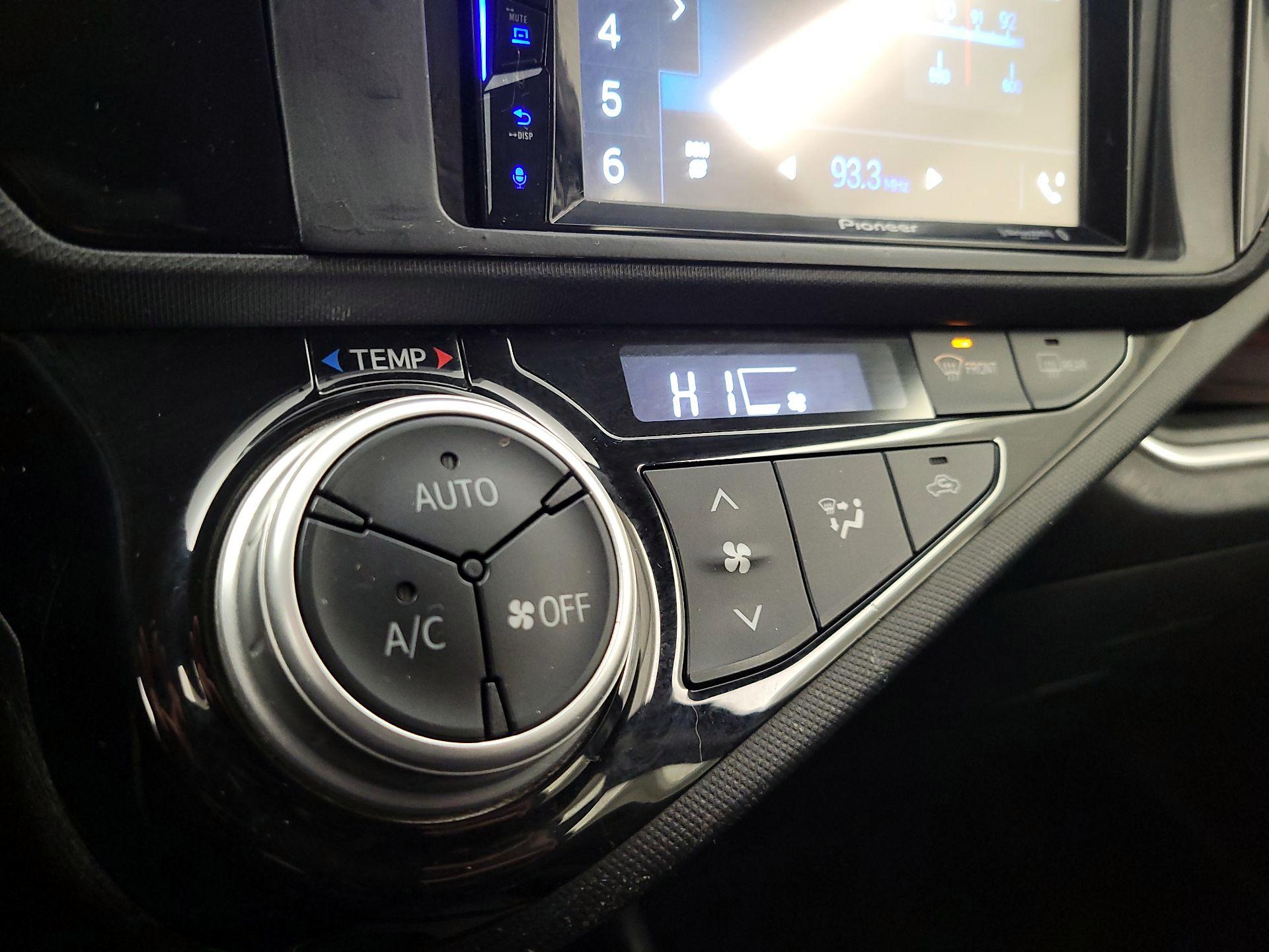 Thumbnail: 2016 Toyota Prius c - 16