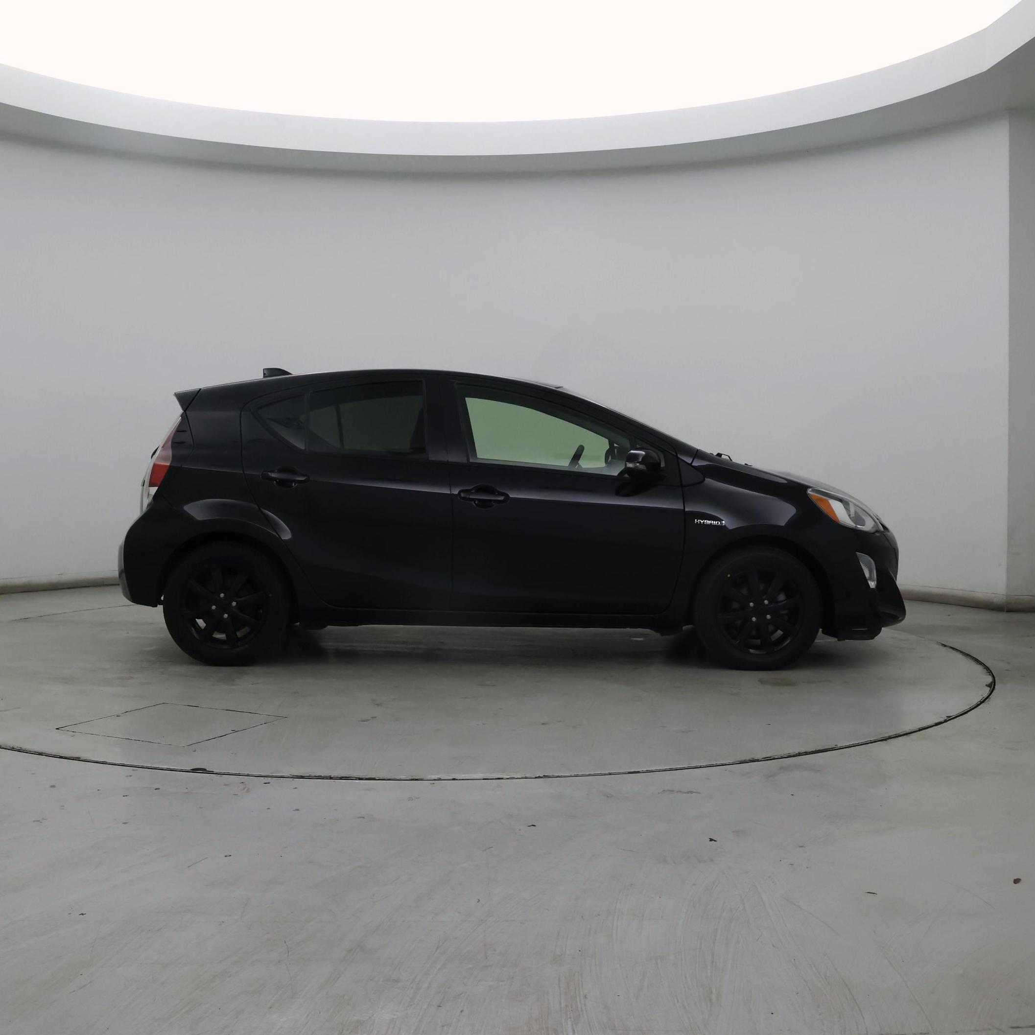Thumbnail: 2016 Toyota Prius c - 7