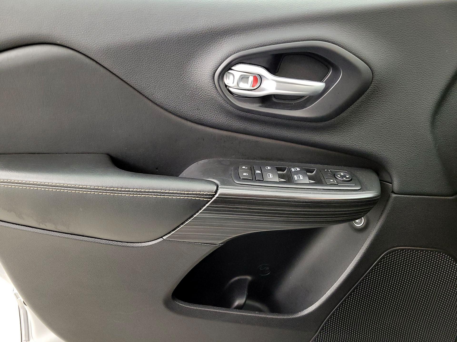 Thumbnail: 2016 Jeep Cherokee - 12