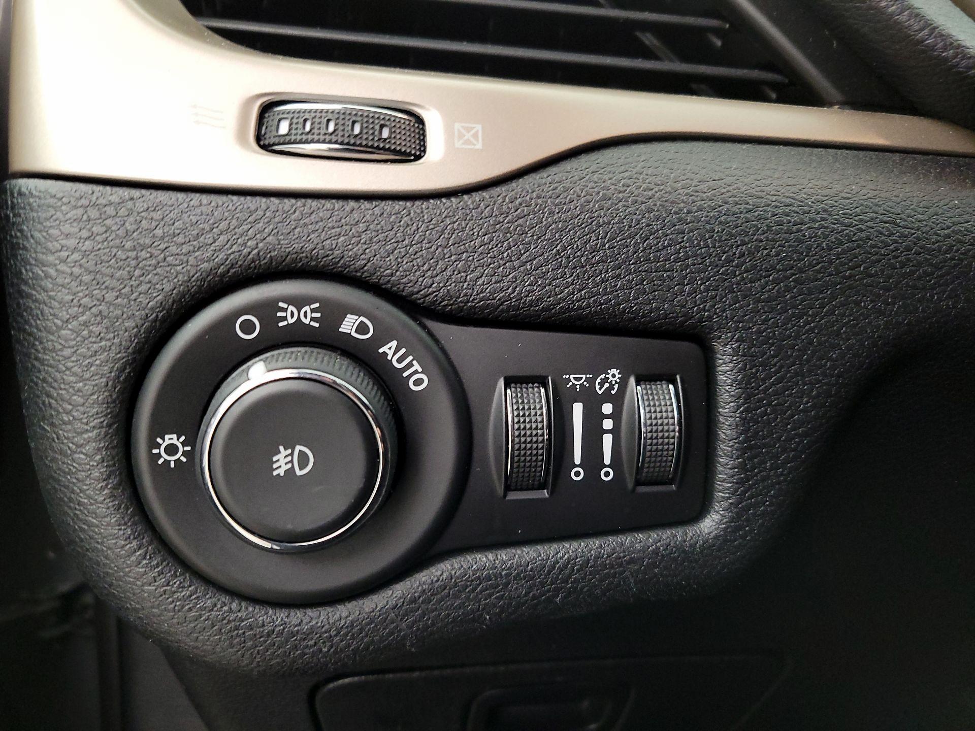 Thumbnail: 2016 Jeep Cherokee - 13