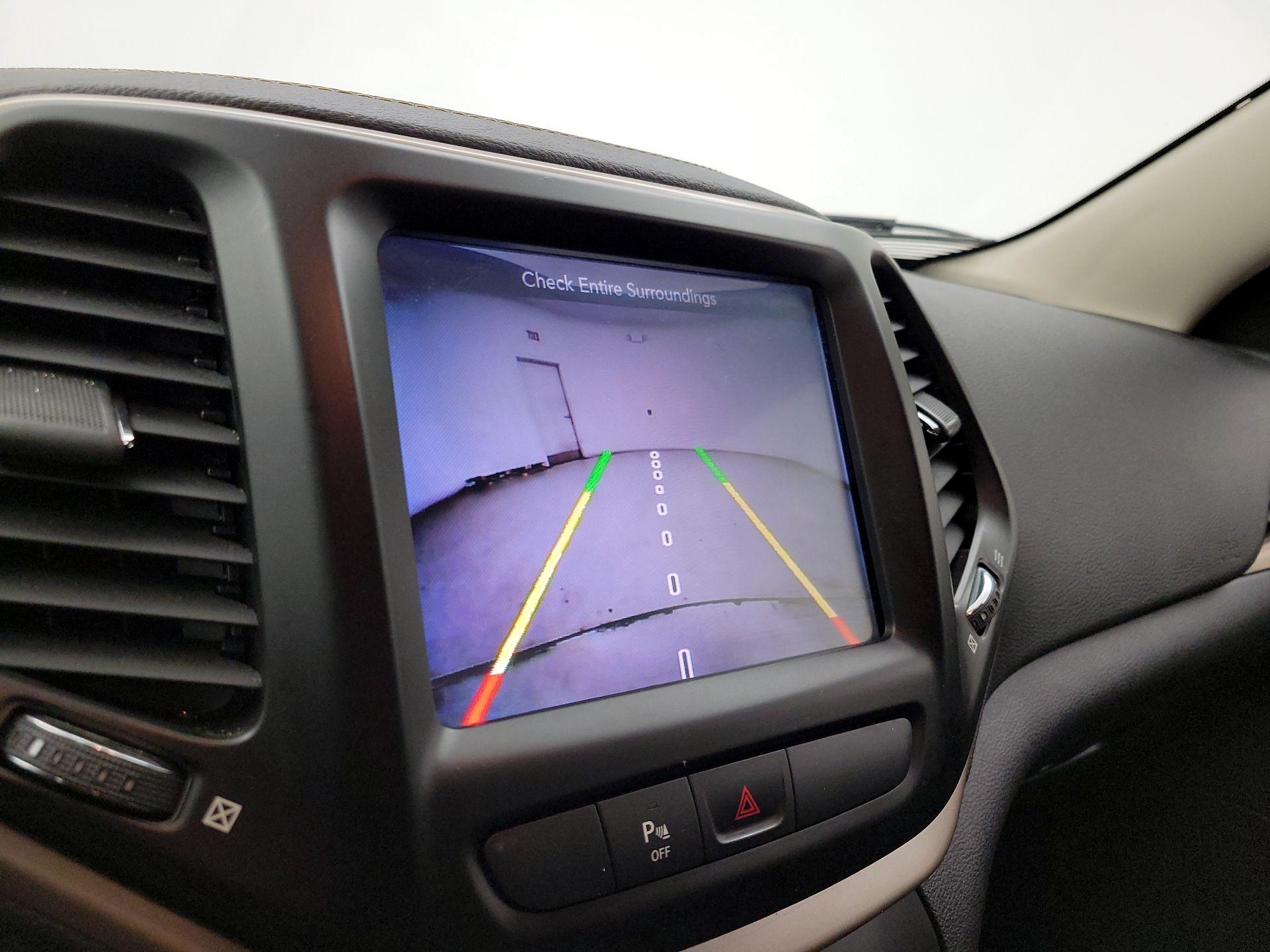 Thumbnail: 2016 Jeep Cherokee - 15