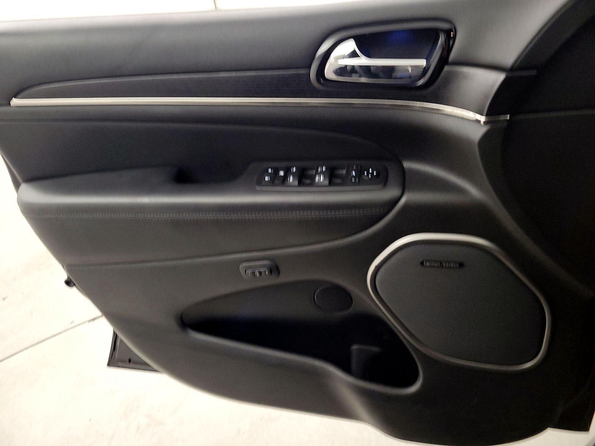 Thumbnail: 2019 Jeep Grand Cherokee - 12