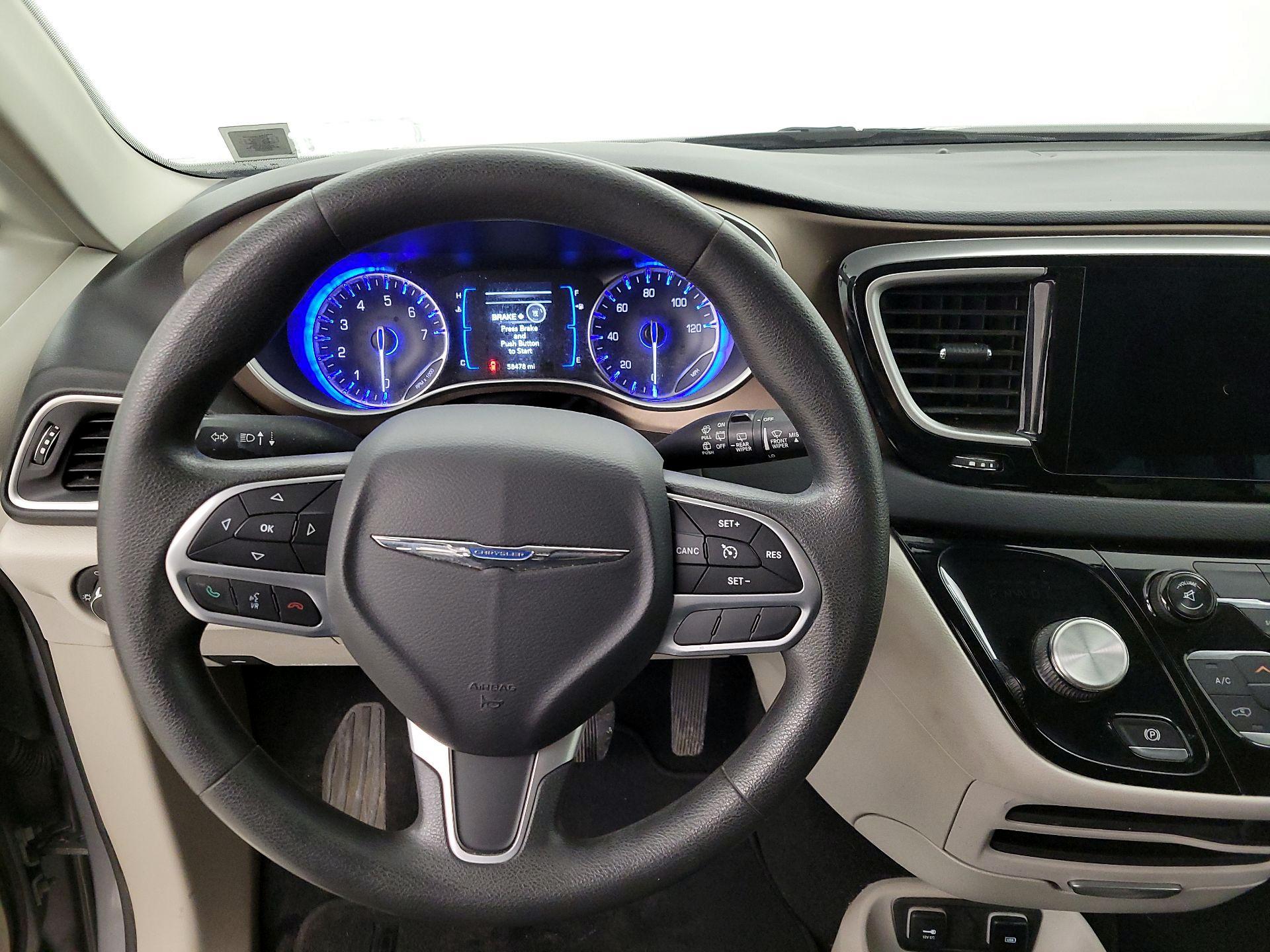 Thumbnail: 2017 Chrysler Pacifica - 10