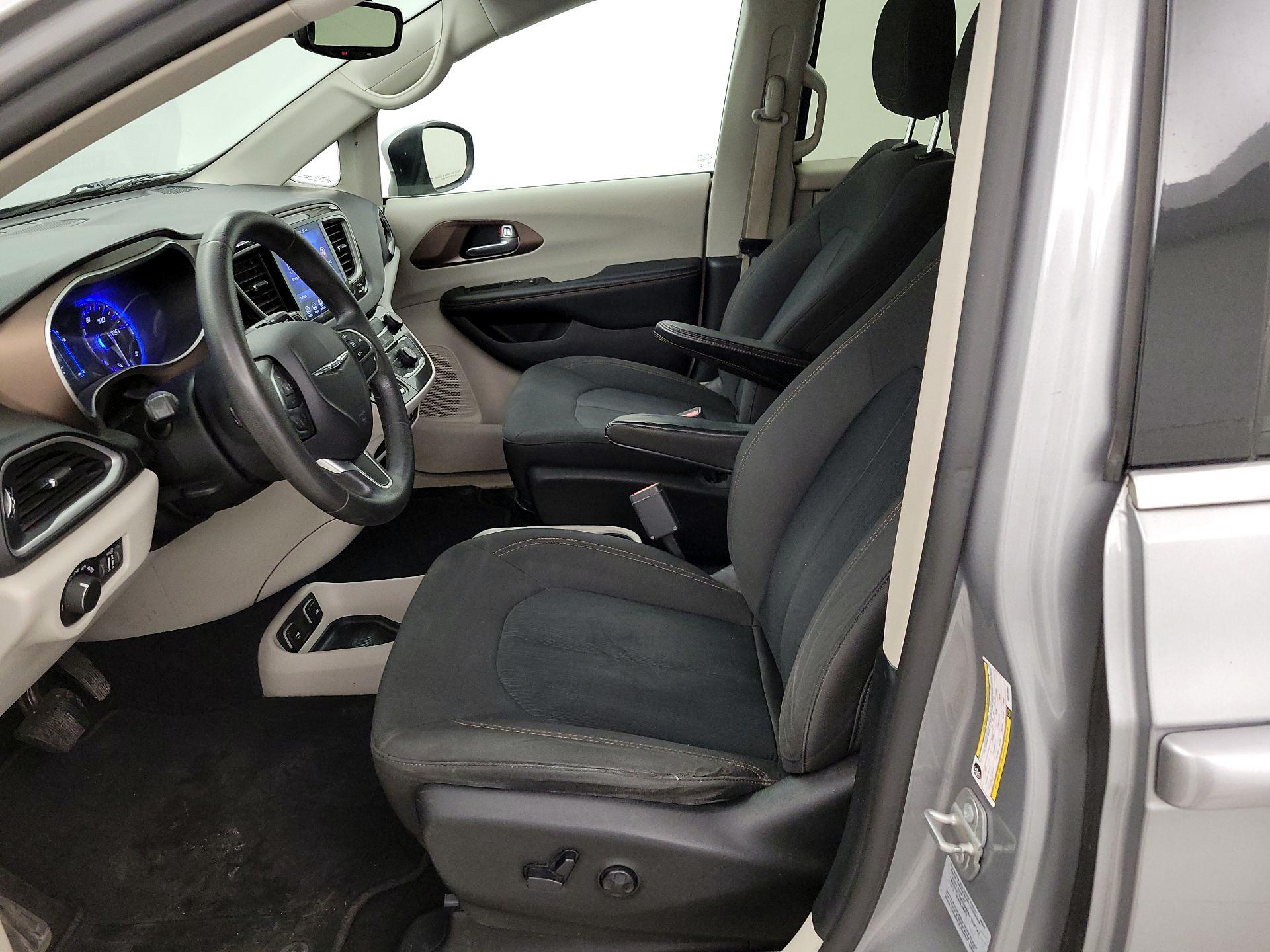 Thumbnail: 2017 Chrysler Pacifica - 11