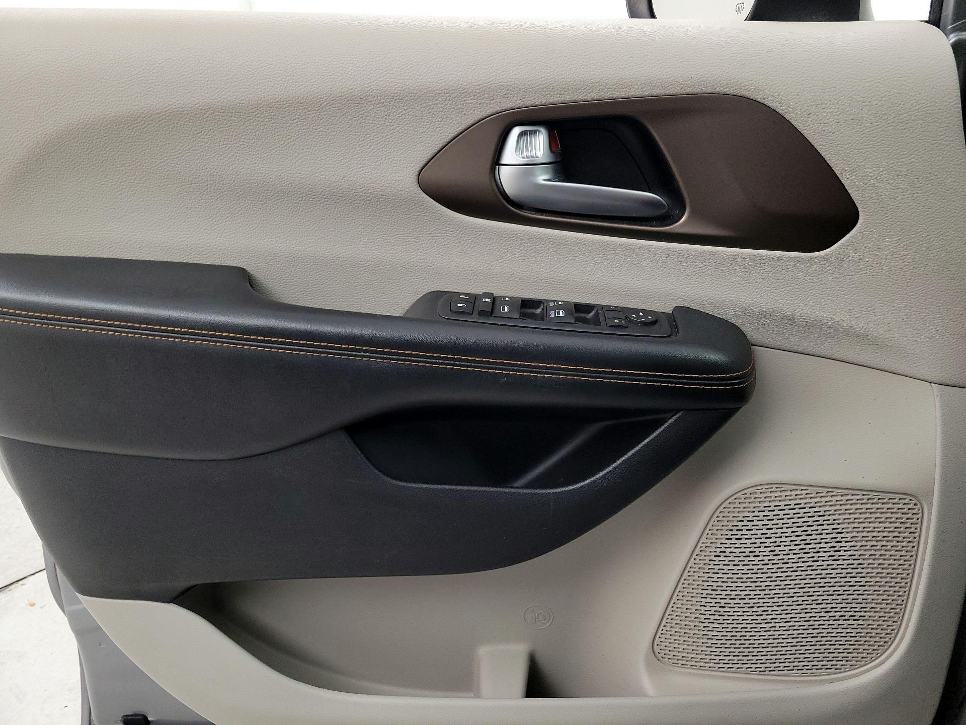 Thumbnail: 2017 Chrysler Pacifica - 12