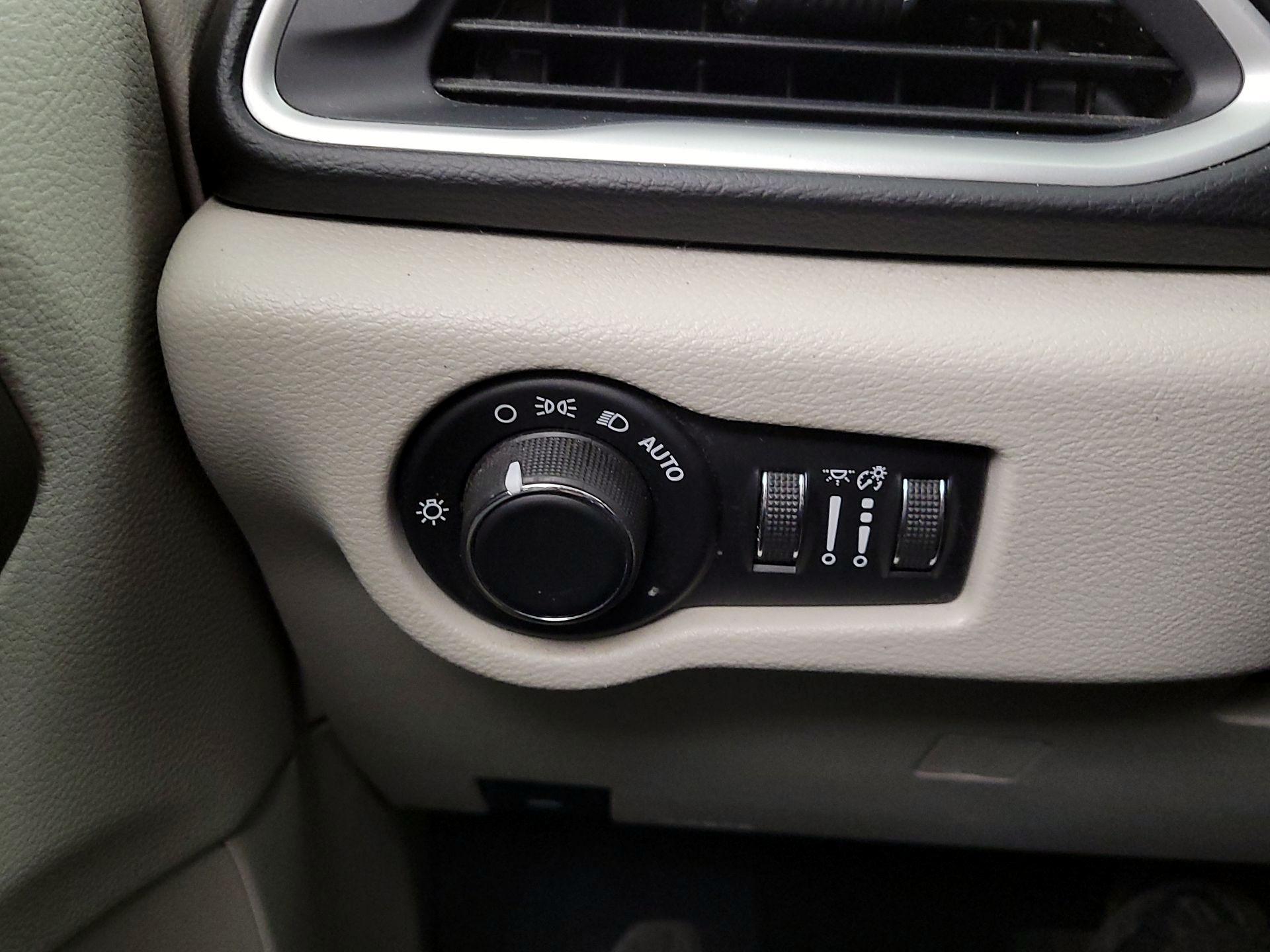 Thumbnail: 2017 Chrysler Pacifica - 13