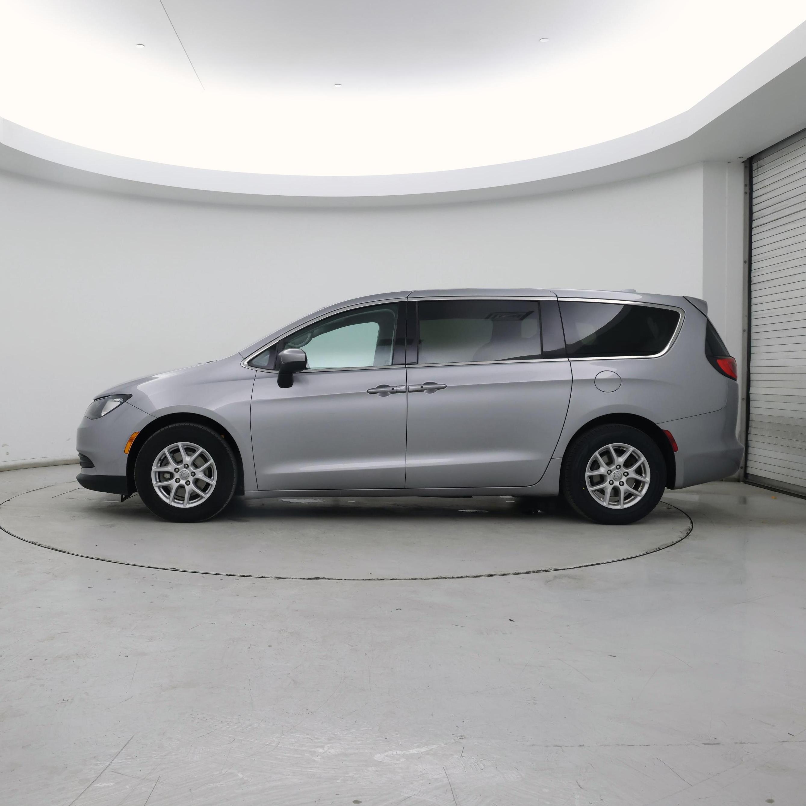 Thumbnail: 2017 Chrysler Pacifica - 3