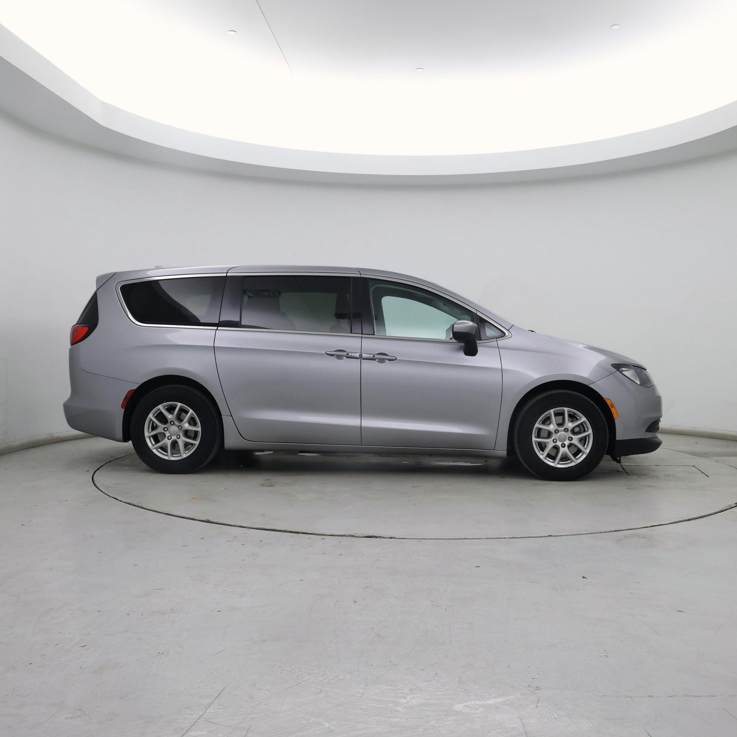 Thumbnail: 2017 Chrysler Pacifica - 7