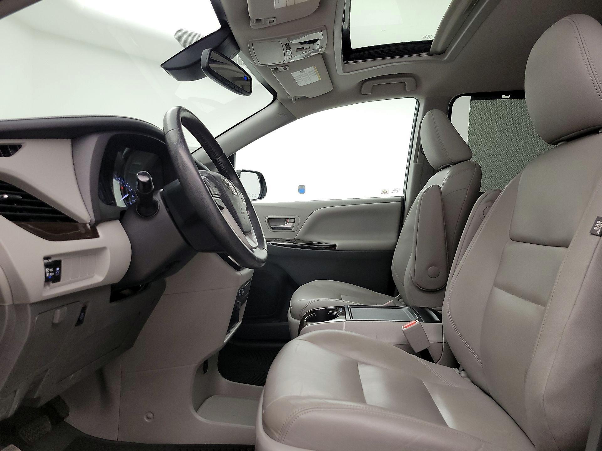 Thumbnail: 2020 Toyota Sienna - 11