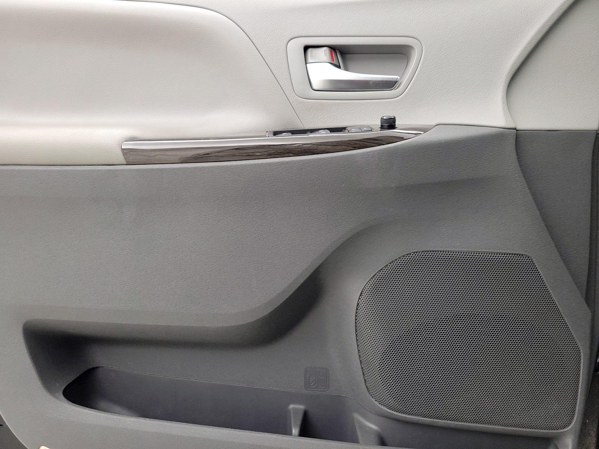 Thumbnail: 2020 Toyota Sienna - 12