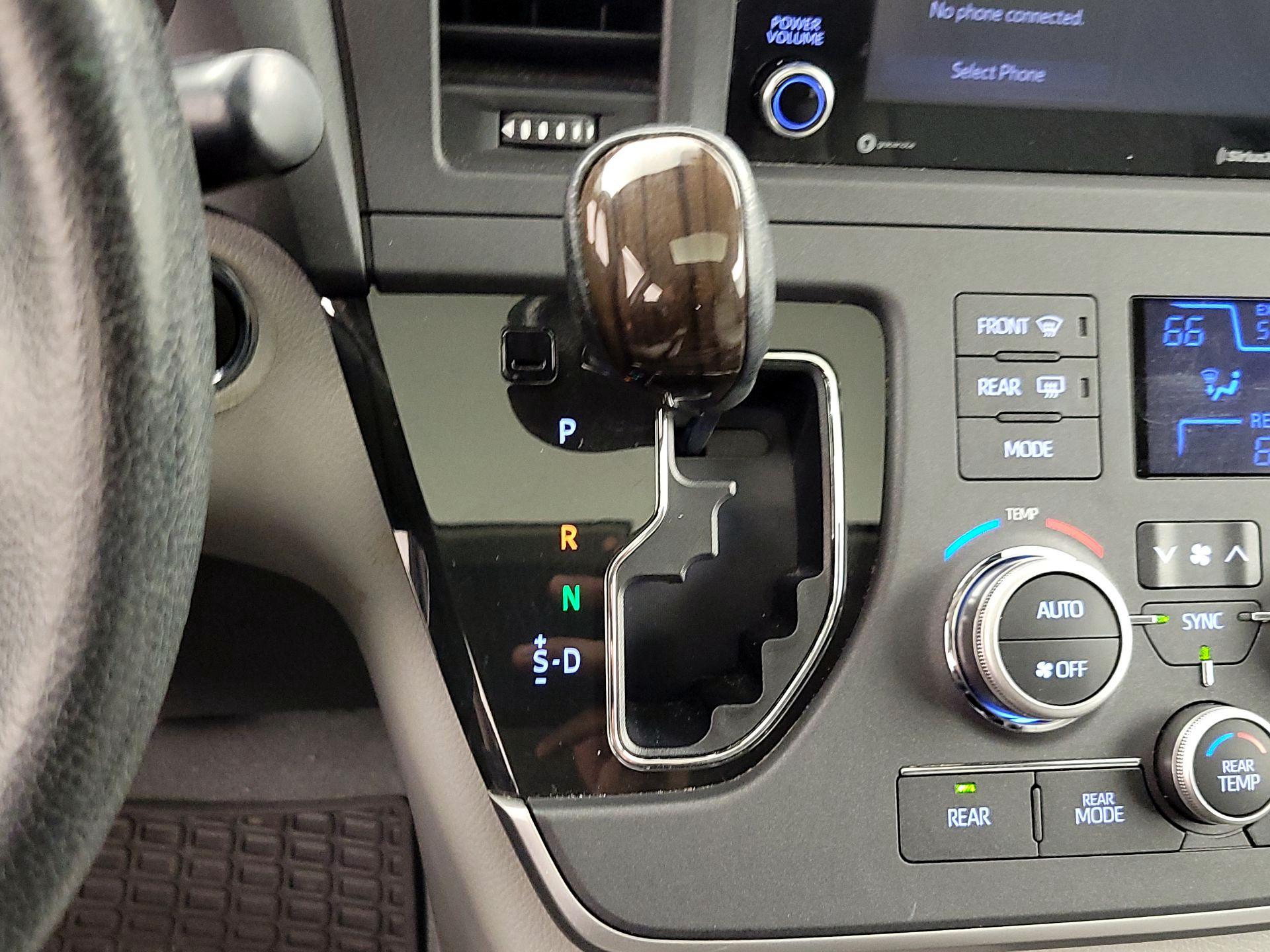 Thumbnail: 2020 Toyota Sienna - 17