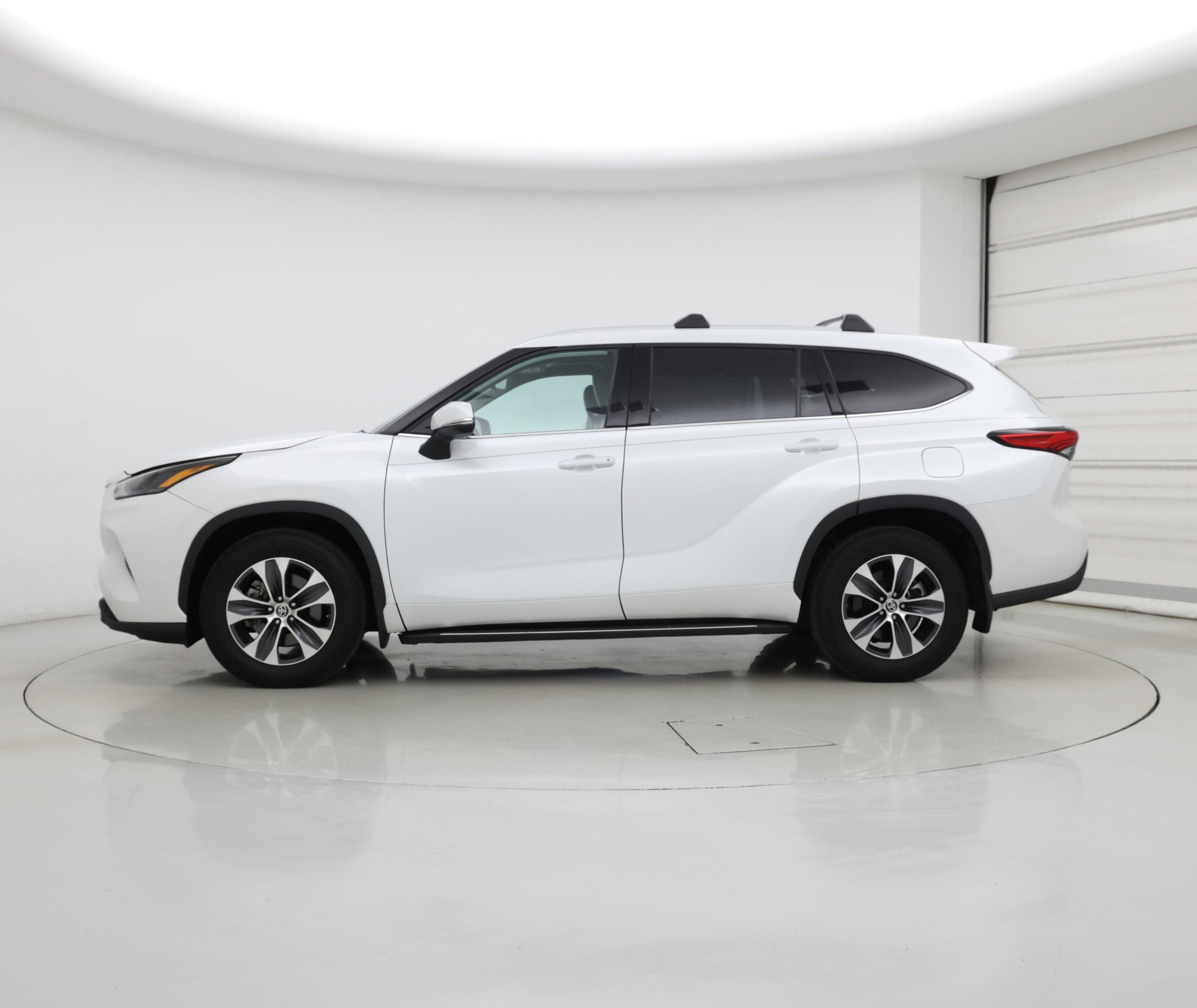 Thumbnail: 2022 Toyota Highlander - 3