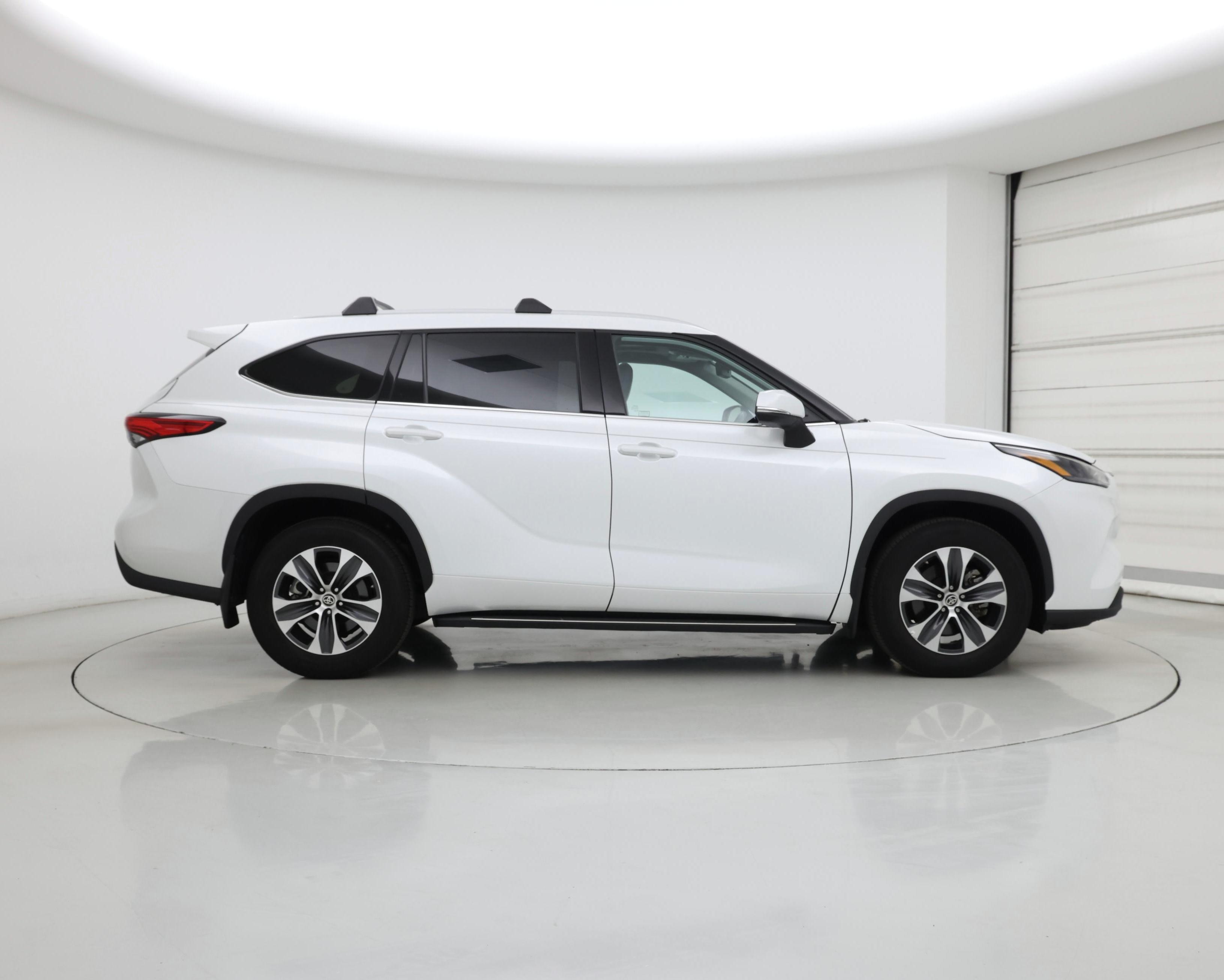 Thumbnail: 2022 Toyota Highlander - 7