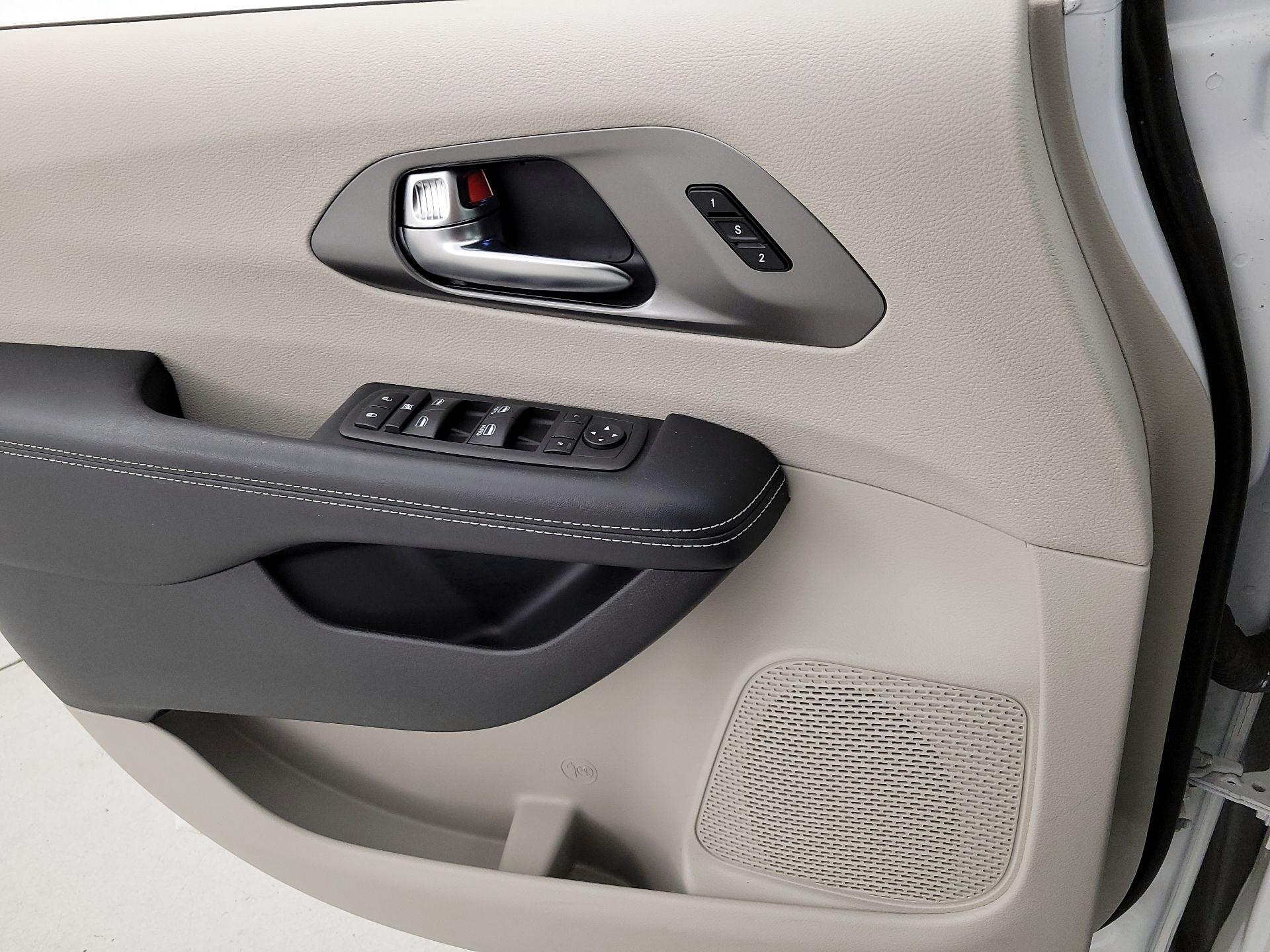 Thumbnail: 2023 Chrysler Pacifica - 12