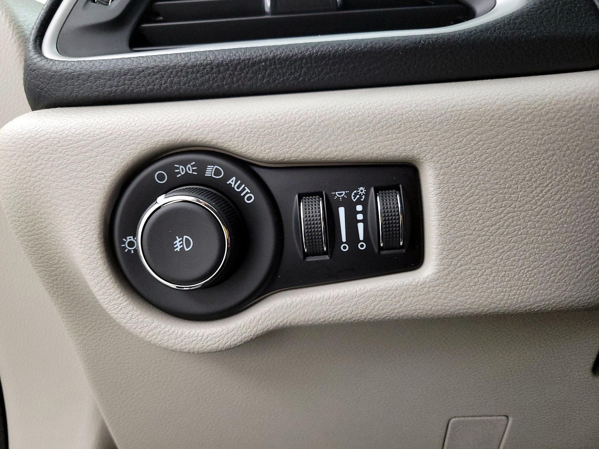 Thumbnail: 2023 Chrysler Pacifica - 13