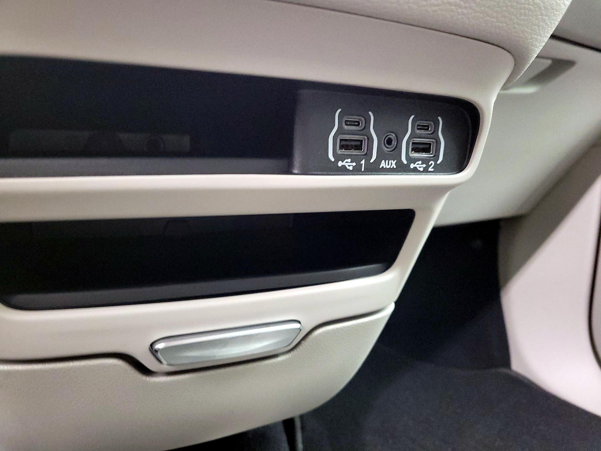 Thumbnail: 2023 Chrysler Pacifica - 18