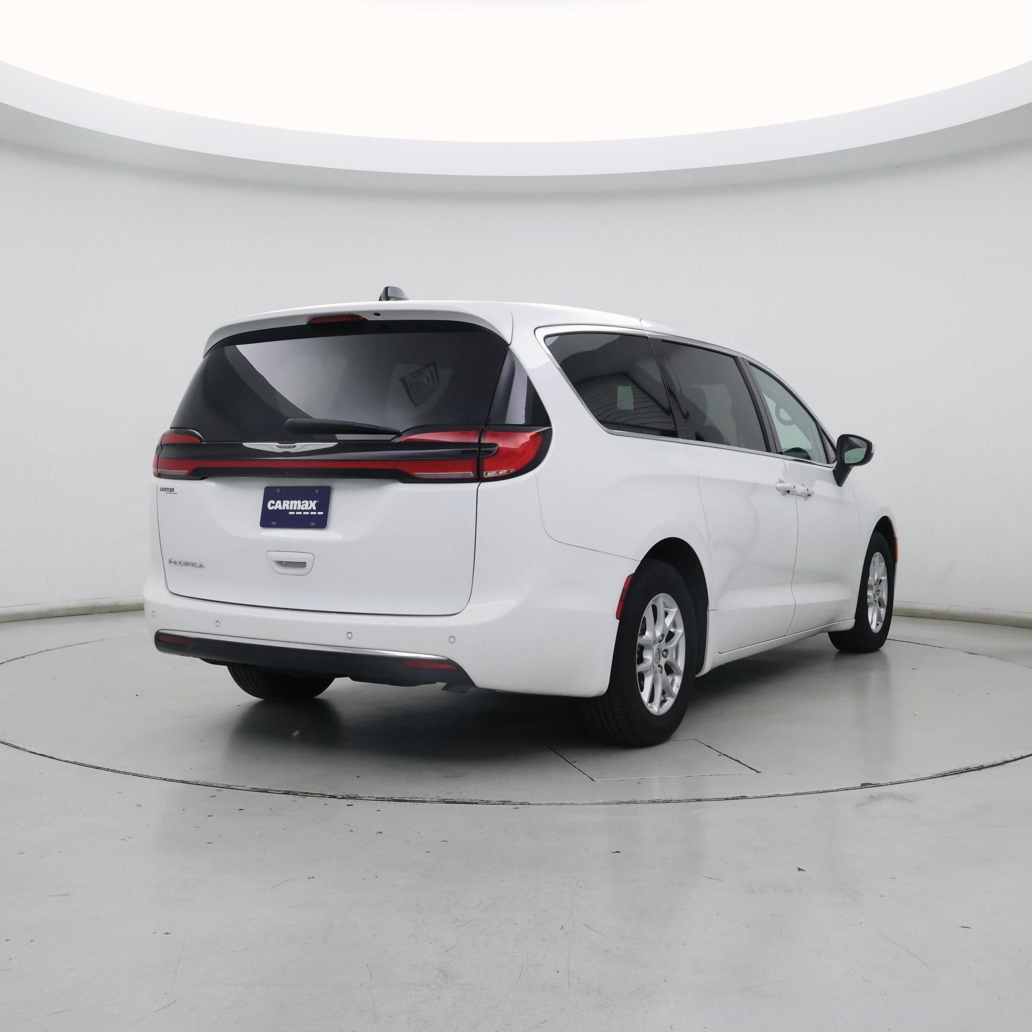 Thumbnail: 2023 Chrysler Pacifica - 8