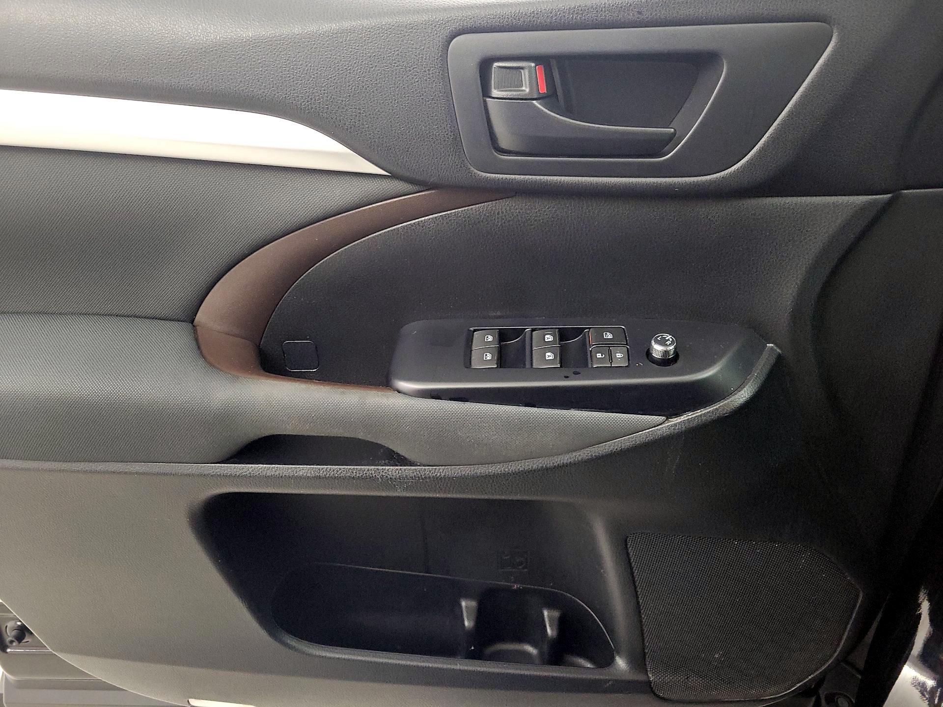 Thumbnail: 2015 Toyota Highlander - 12