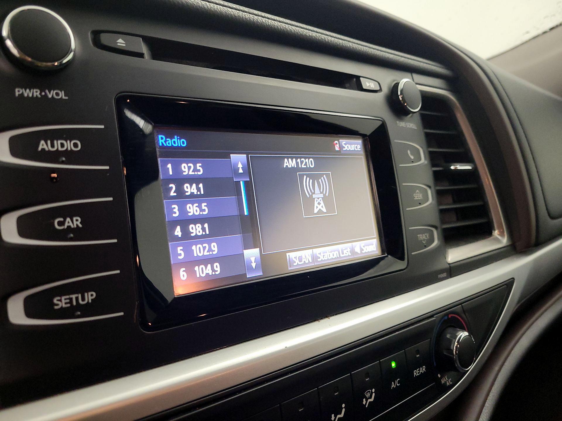 Thumbnail: 2015 Toyota Highlander - 15