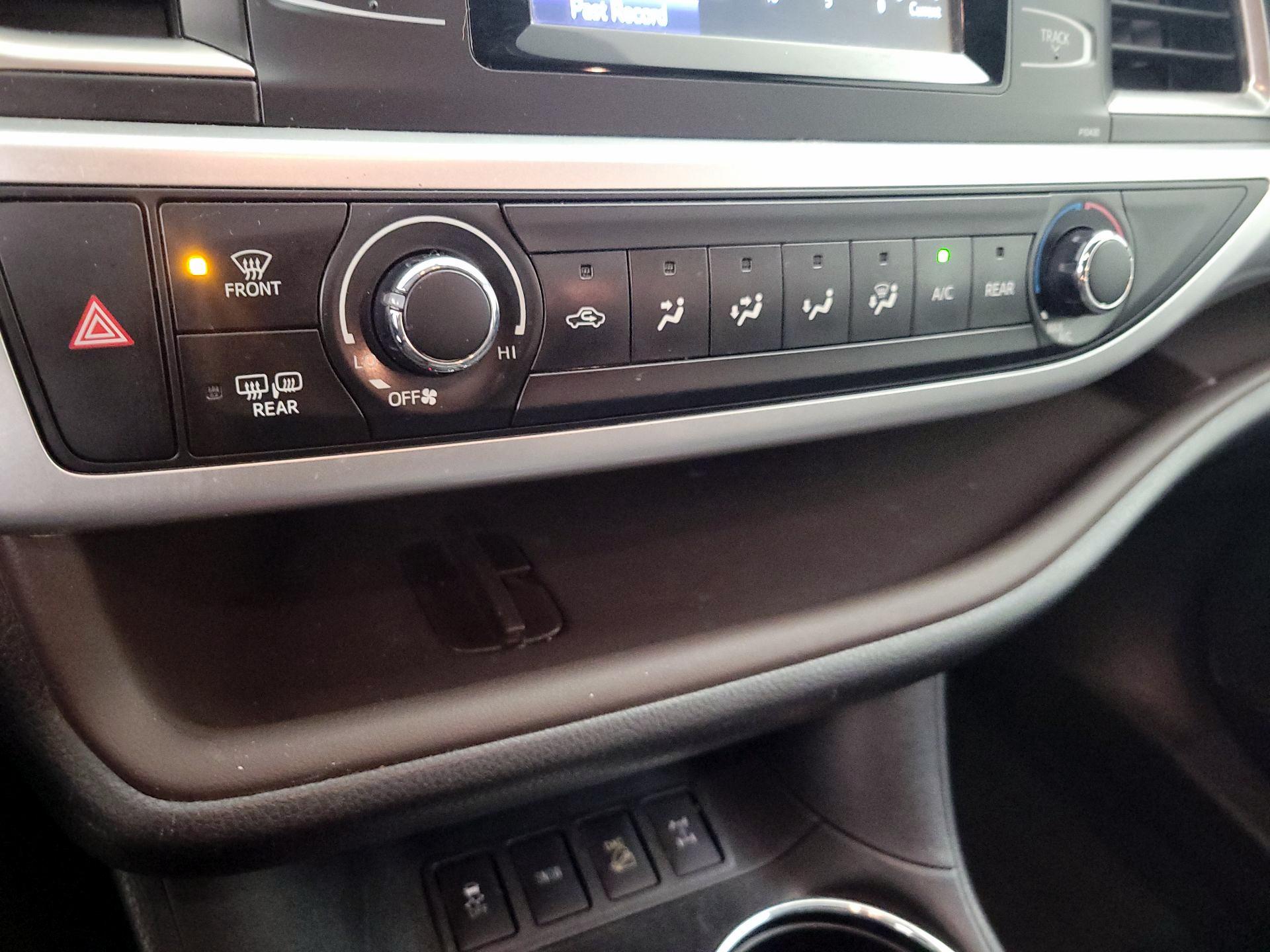 Thumbnail: 2015 Toyota Highlander - 16