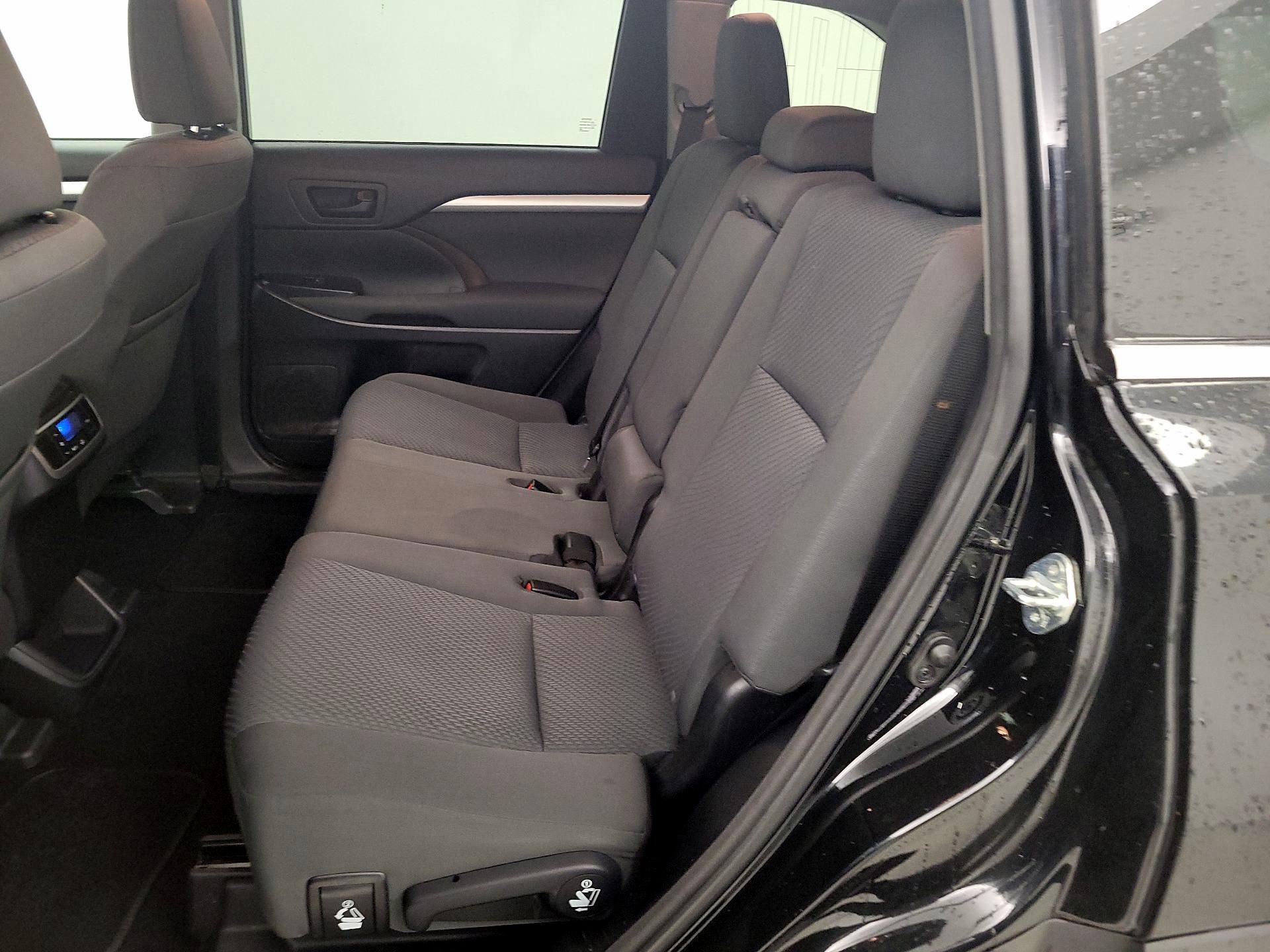 Thumbnail: 2015 Toyota Highlander - 18