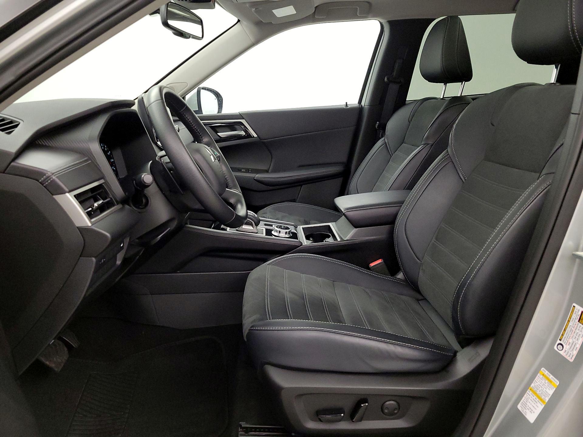 Thumbnail: 2024 Mitsubishi Outlander - 11