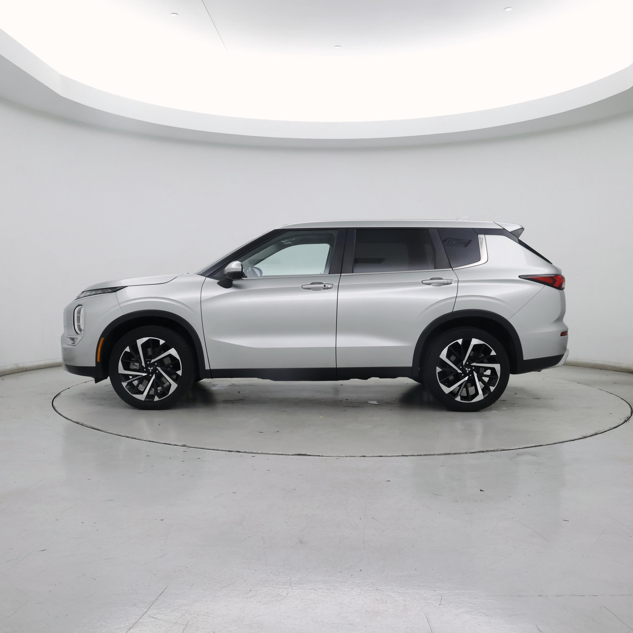 Thumbnail: 2024 Mitsubishi Outlander - 3