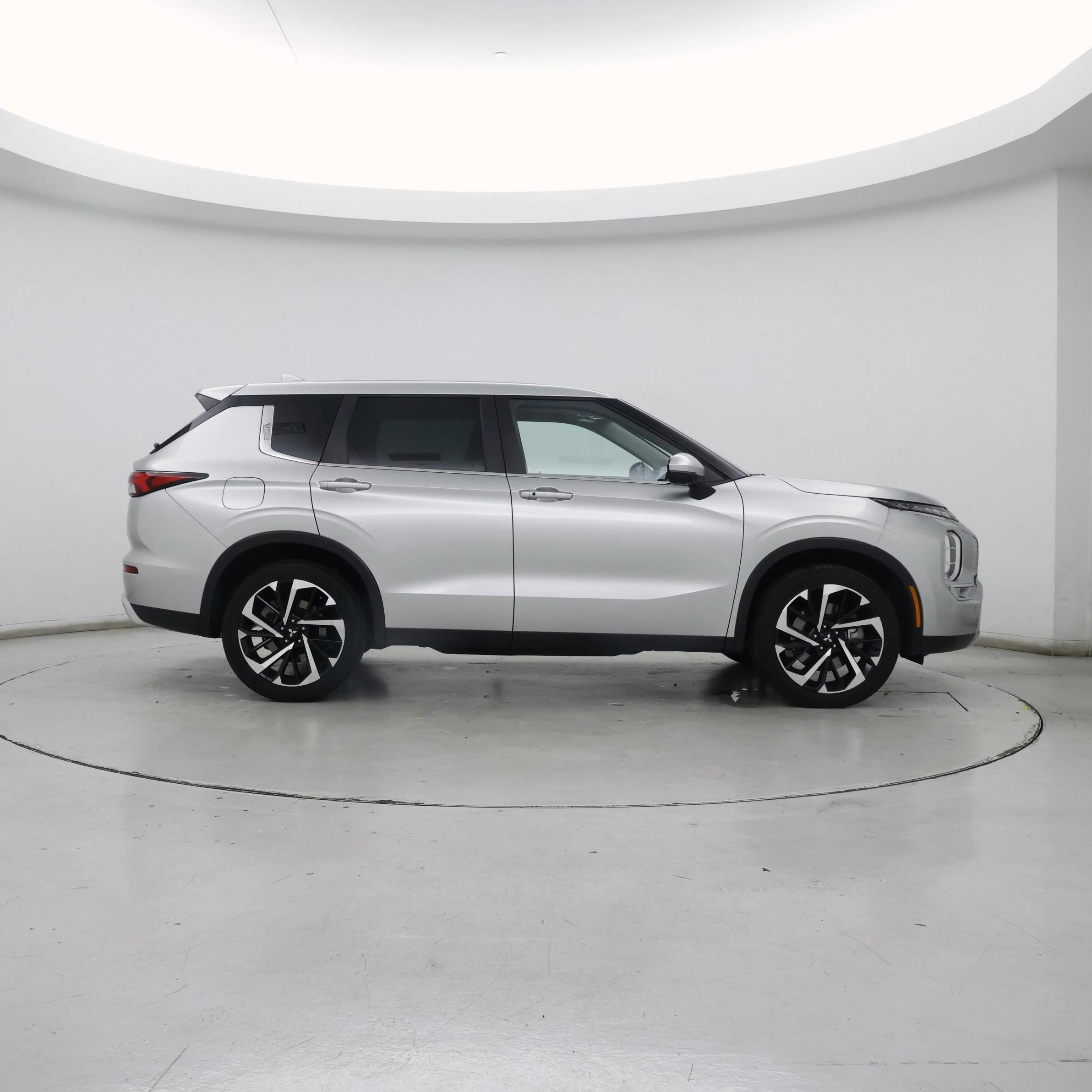 Thumbnail: 2024 Mitsubishi Outlander - 7