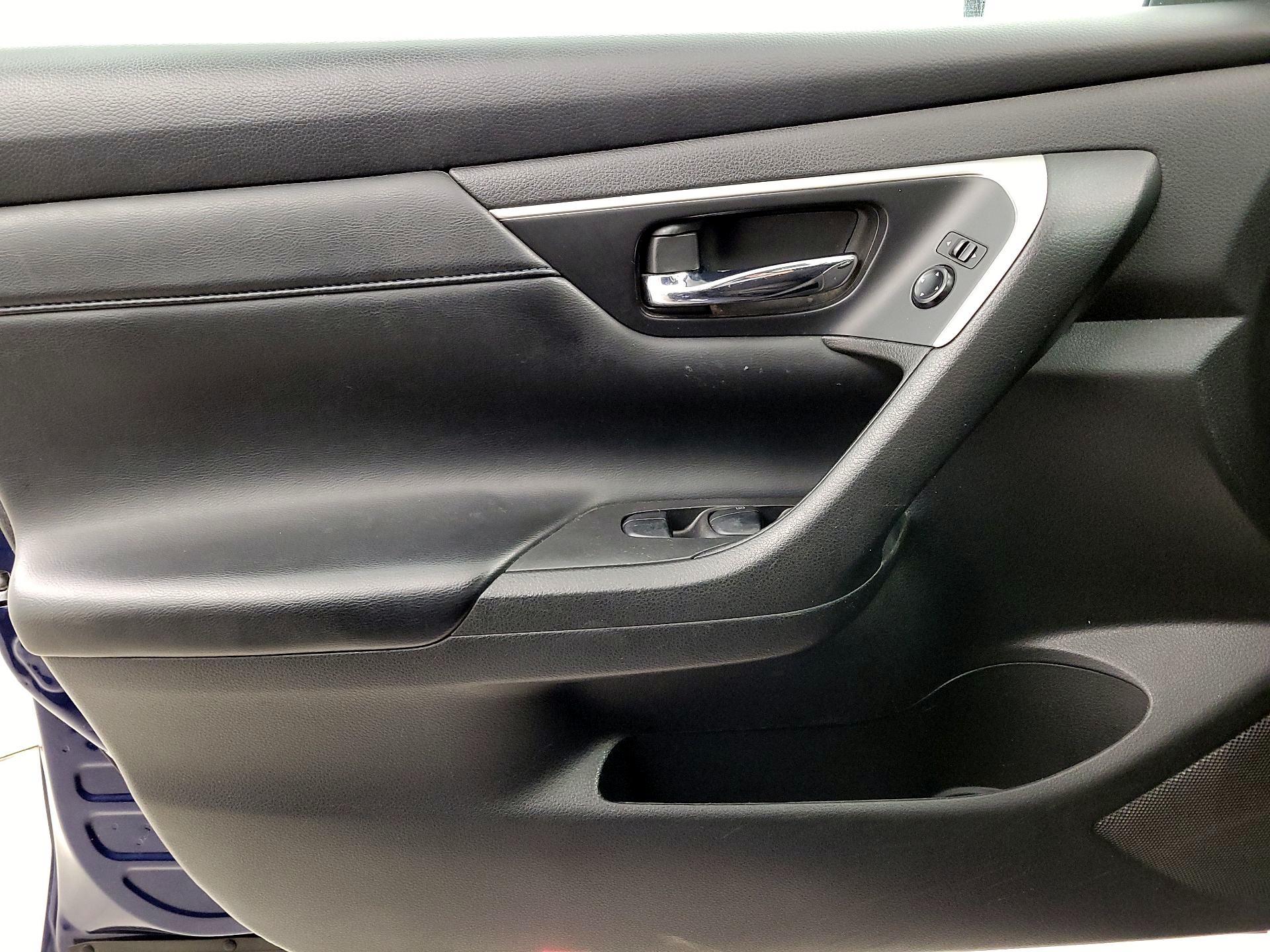 Thumbnail: 2016 Nissan Altima - 12