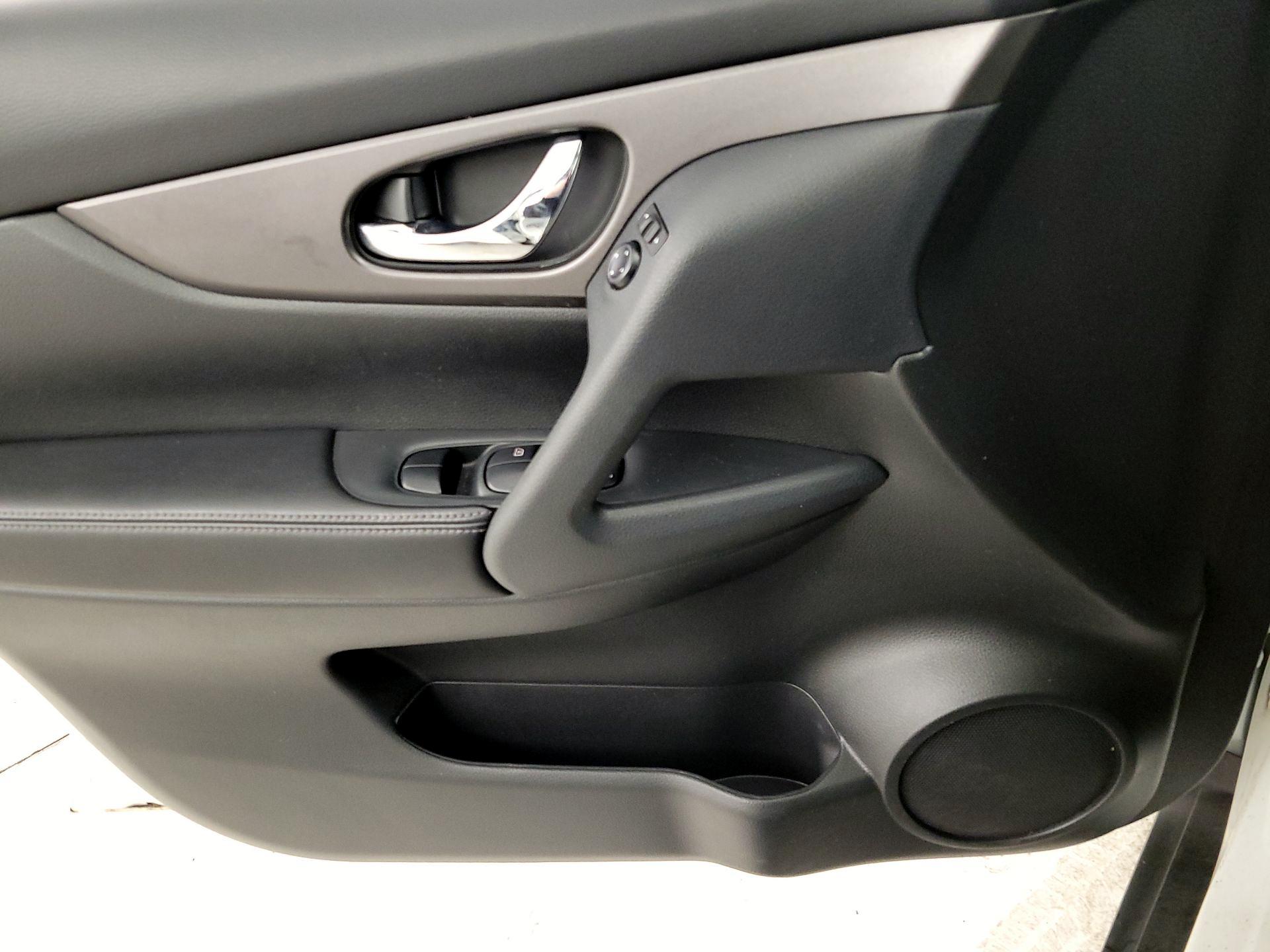 Thumbnail: 2016 Nissan Rogue - 12