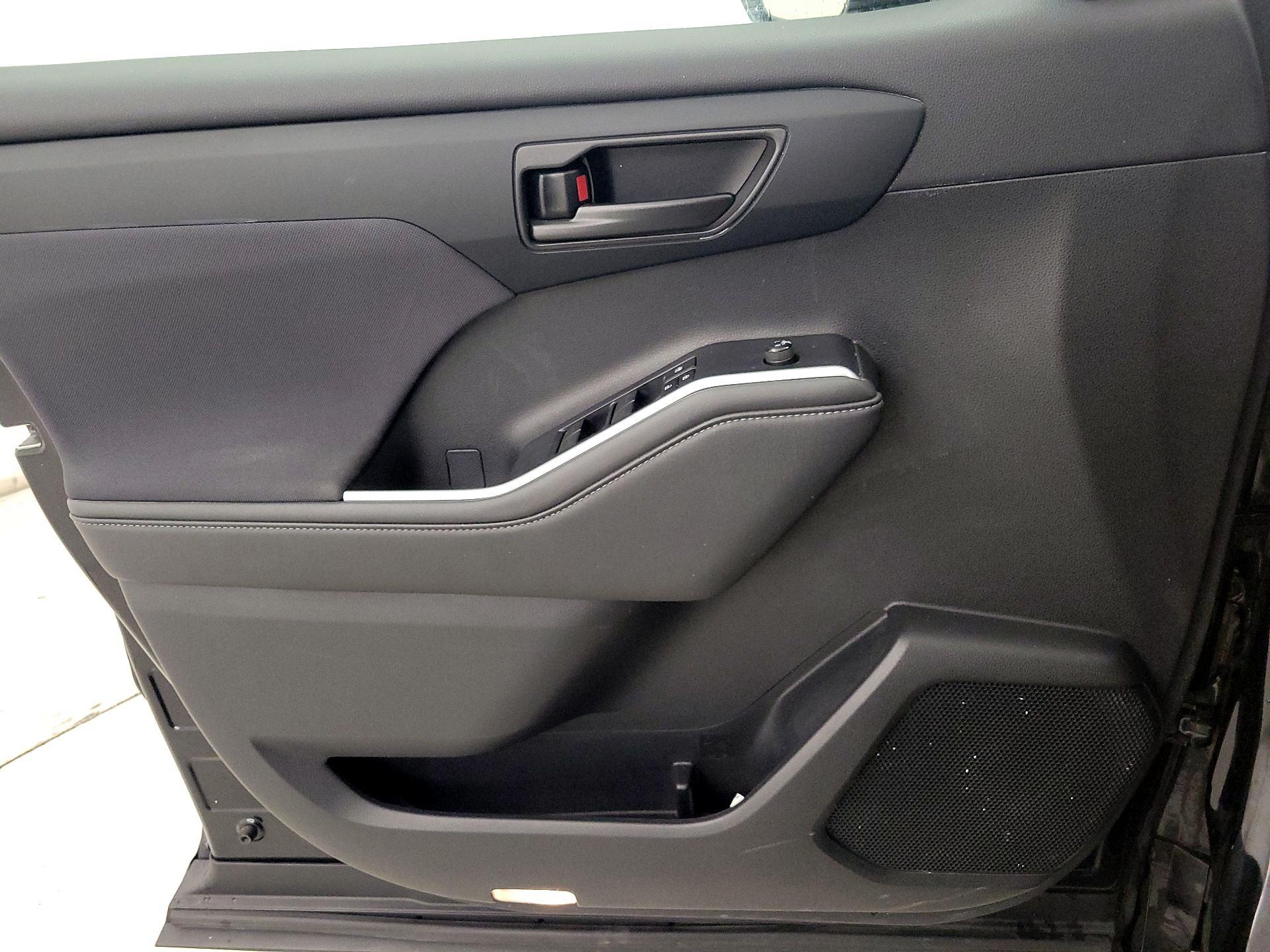 Thumbnail: 2022 Toyota Highlander - 12