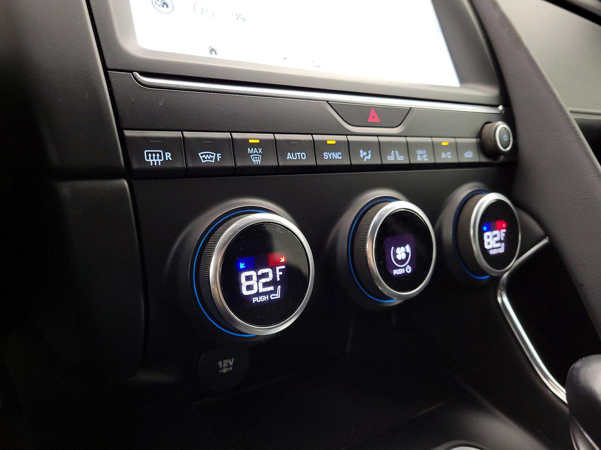 Thumbnail: 2018 Jaguar E-Pace - 16