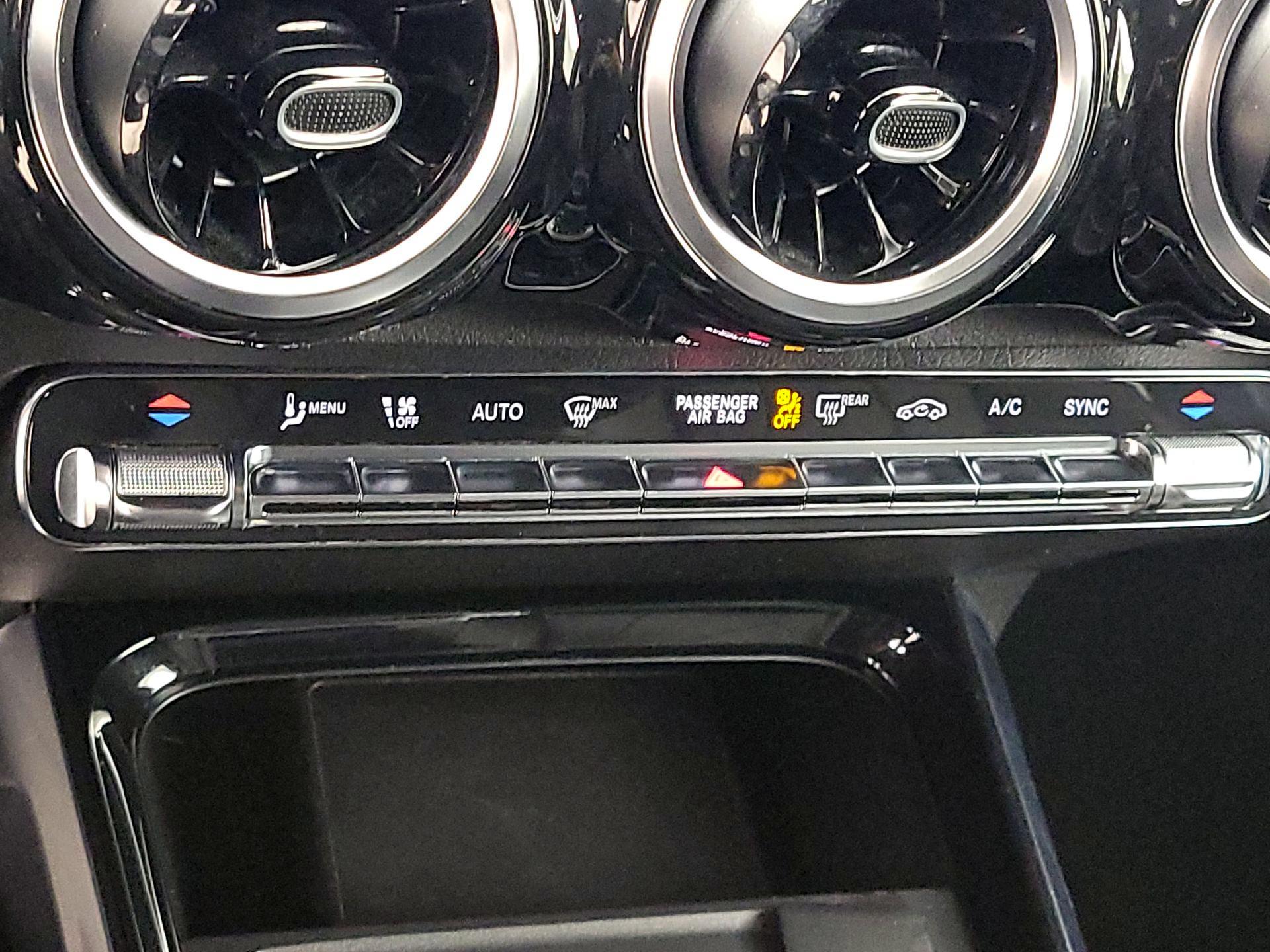 Thumbnail: 2020 Mercedes-Benz GLB - 16