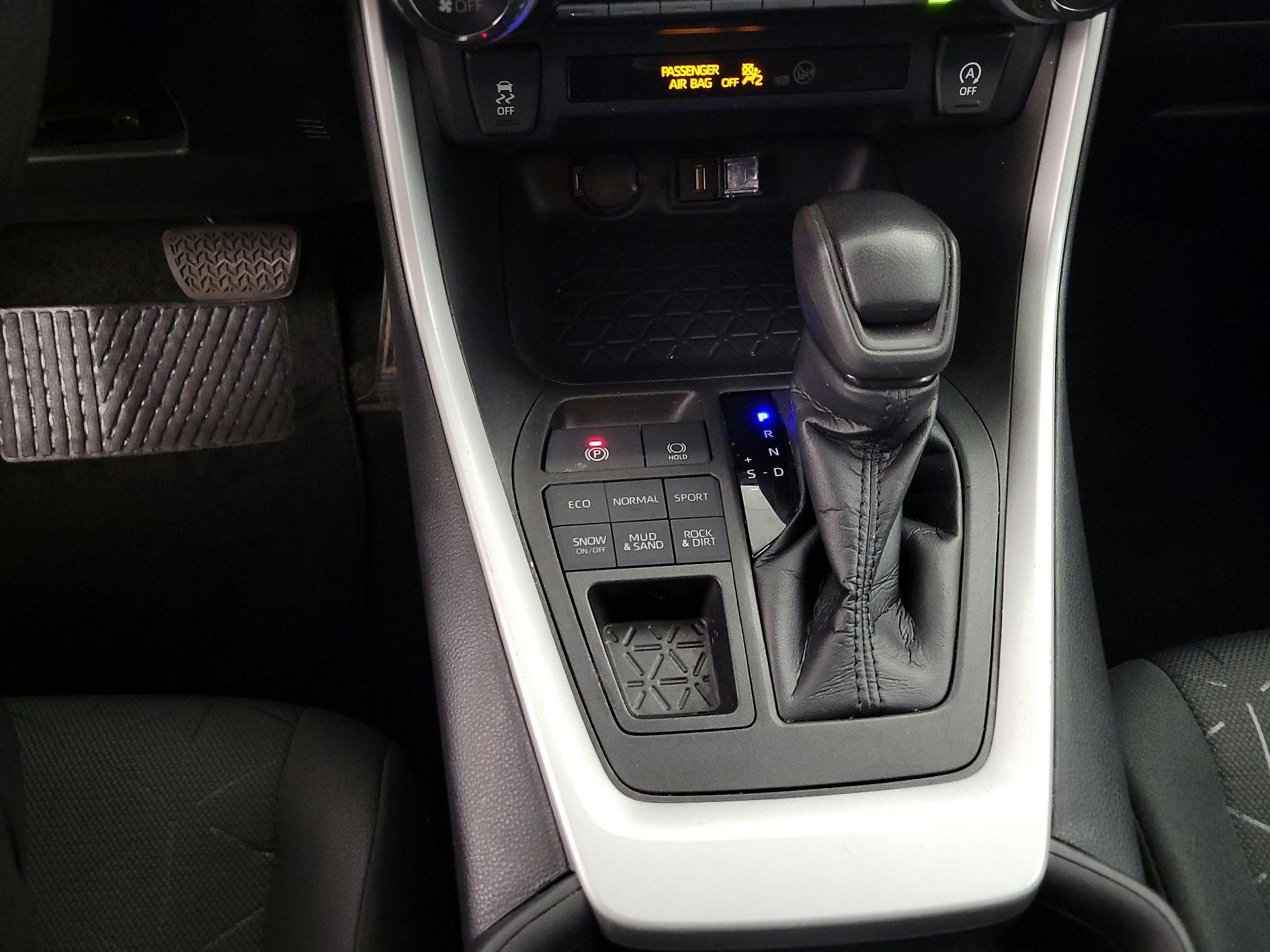 Thumbnail: 2021 Toyota RAV4 - 17