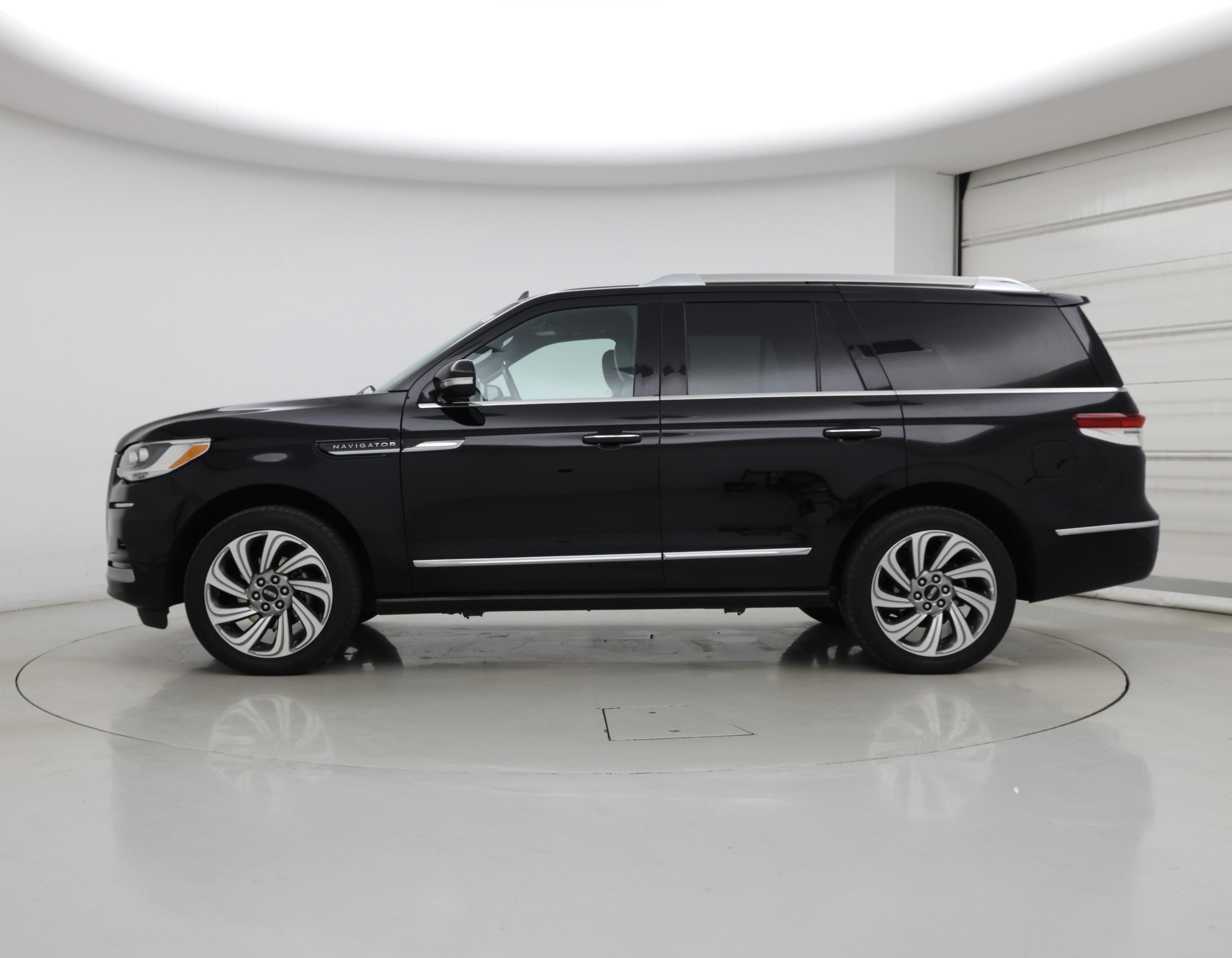 Thumbnail: 2022 Lincoln Navigator - 3