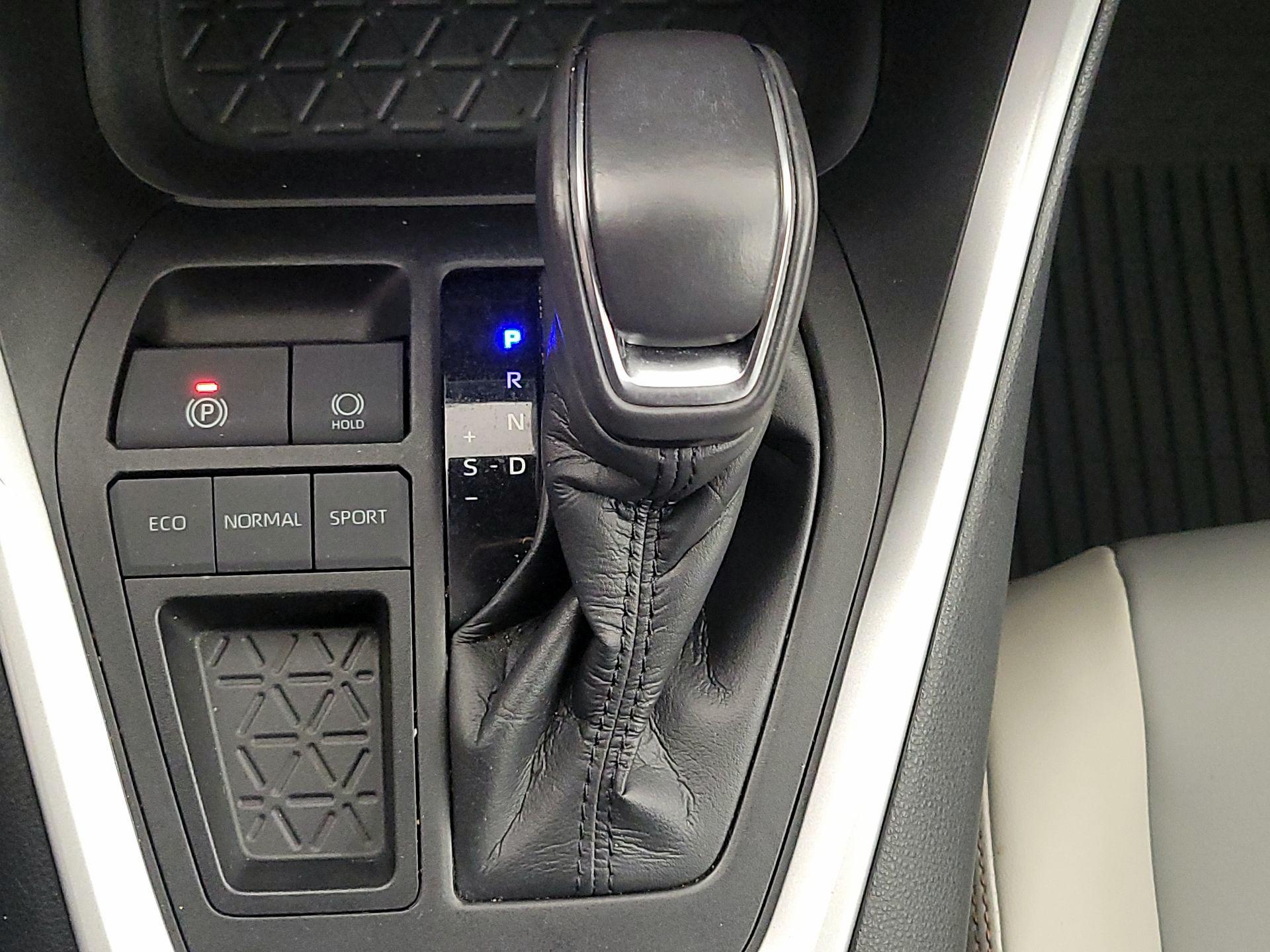 Thumbnail: 2021 Toyota RAV4 - 17