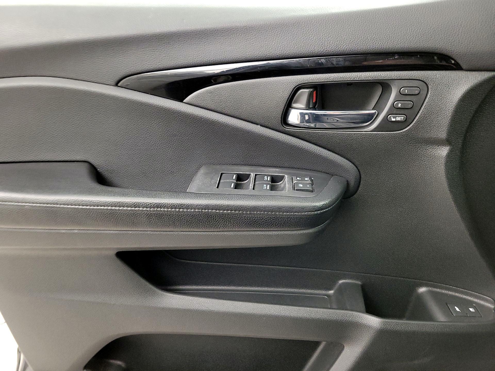 Thumbnail: 2017 Honda Pilot - 12