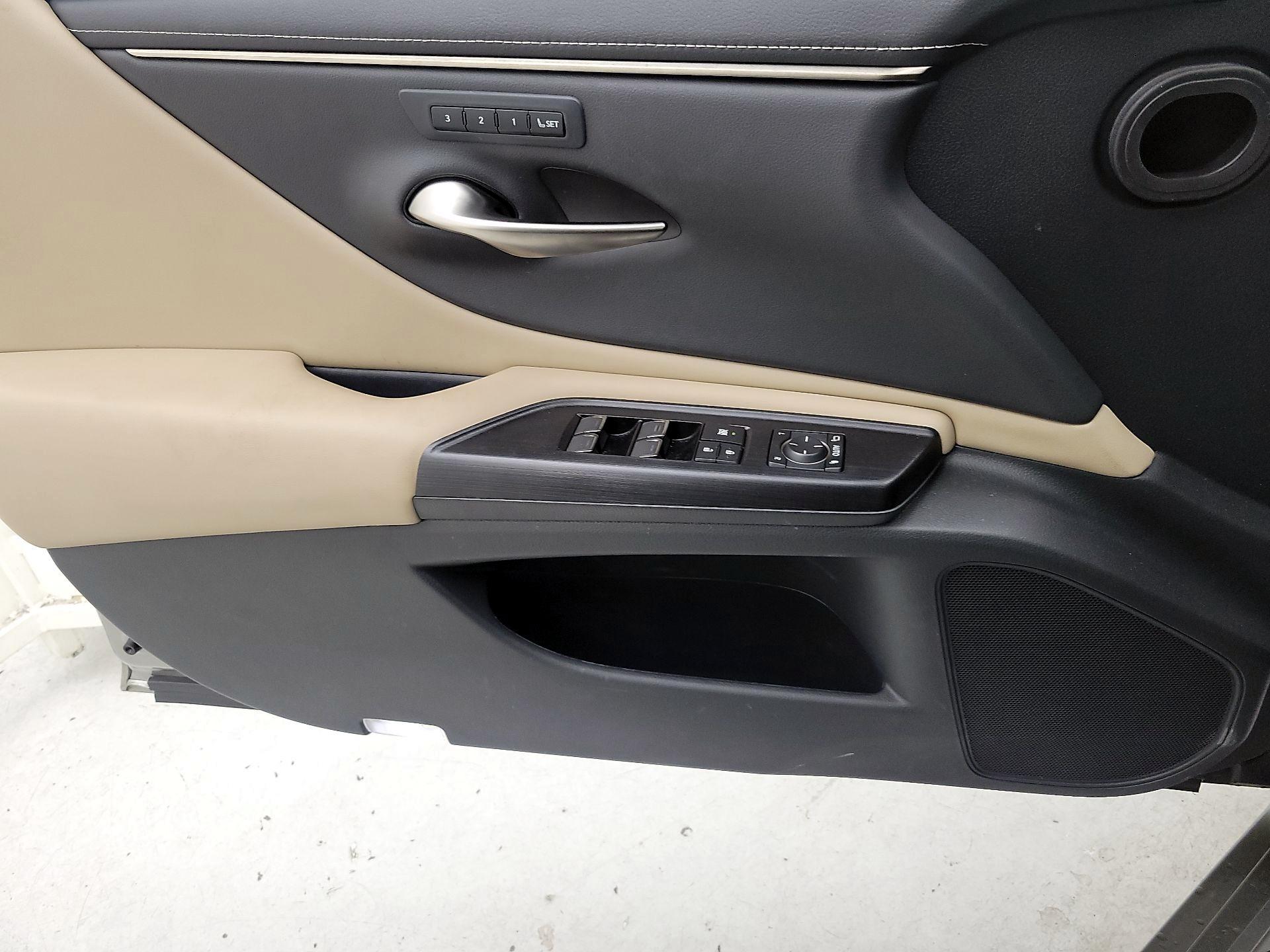 Thumbnail: 2021 Lexus ES - 12