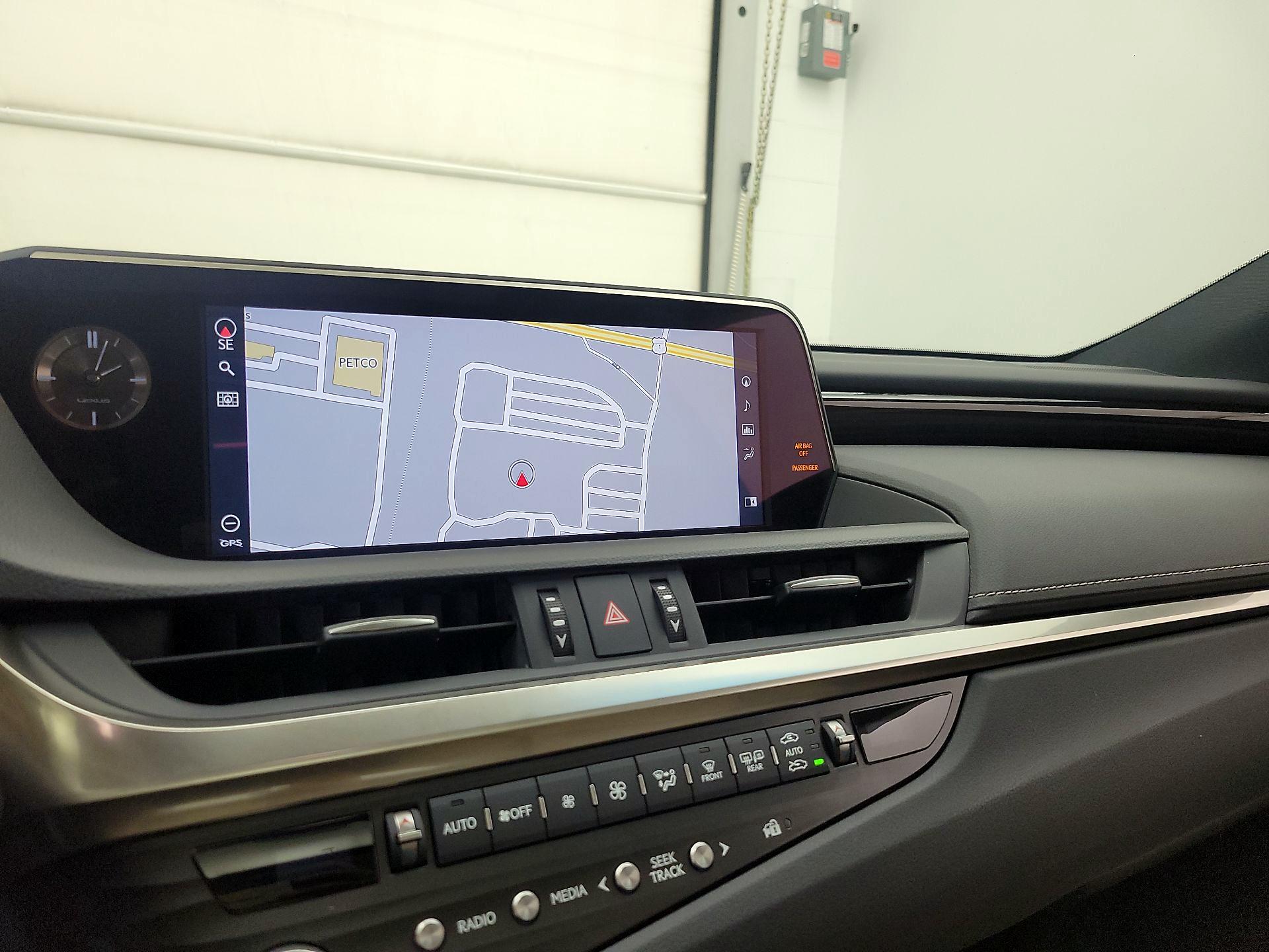 Thumbnail: 2021 Lexus ES - 14