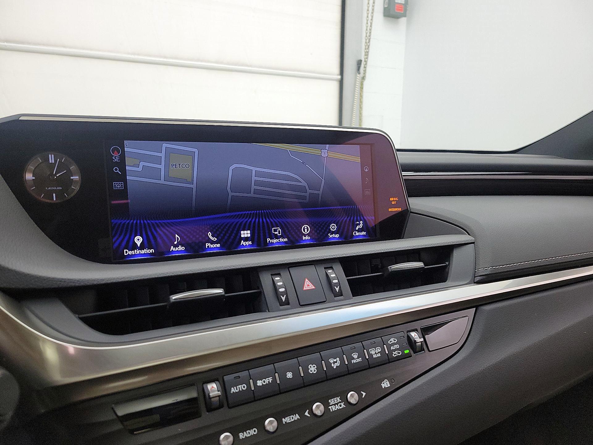 Thumbnail: 2021 Lexus ES - 16