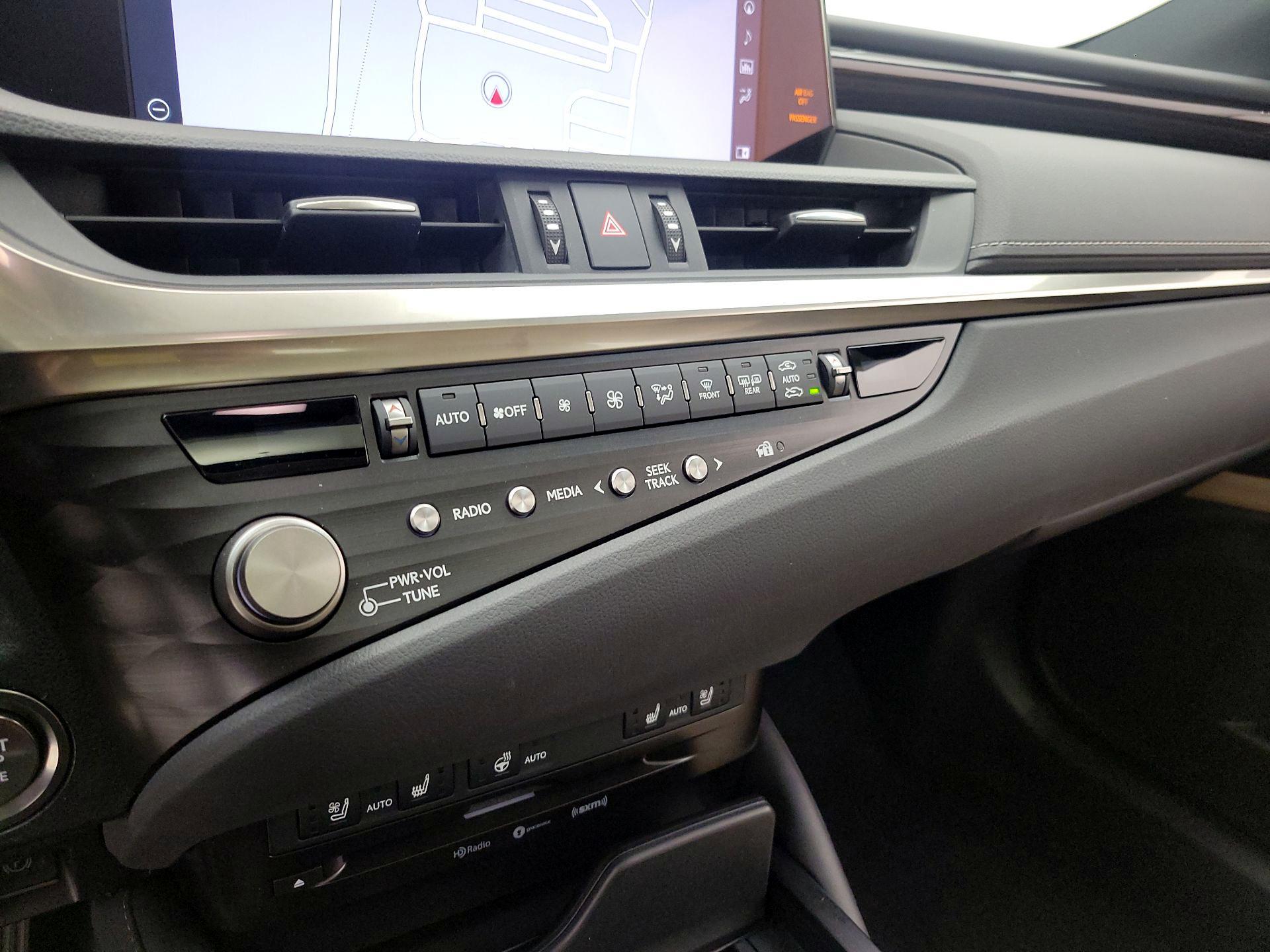 Thumbnail: 2021 Lexus ES - 17