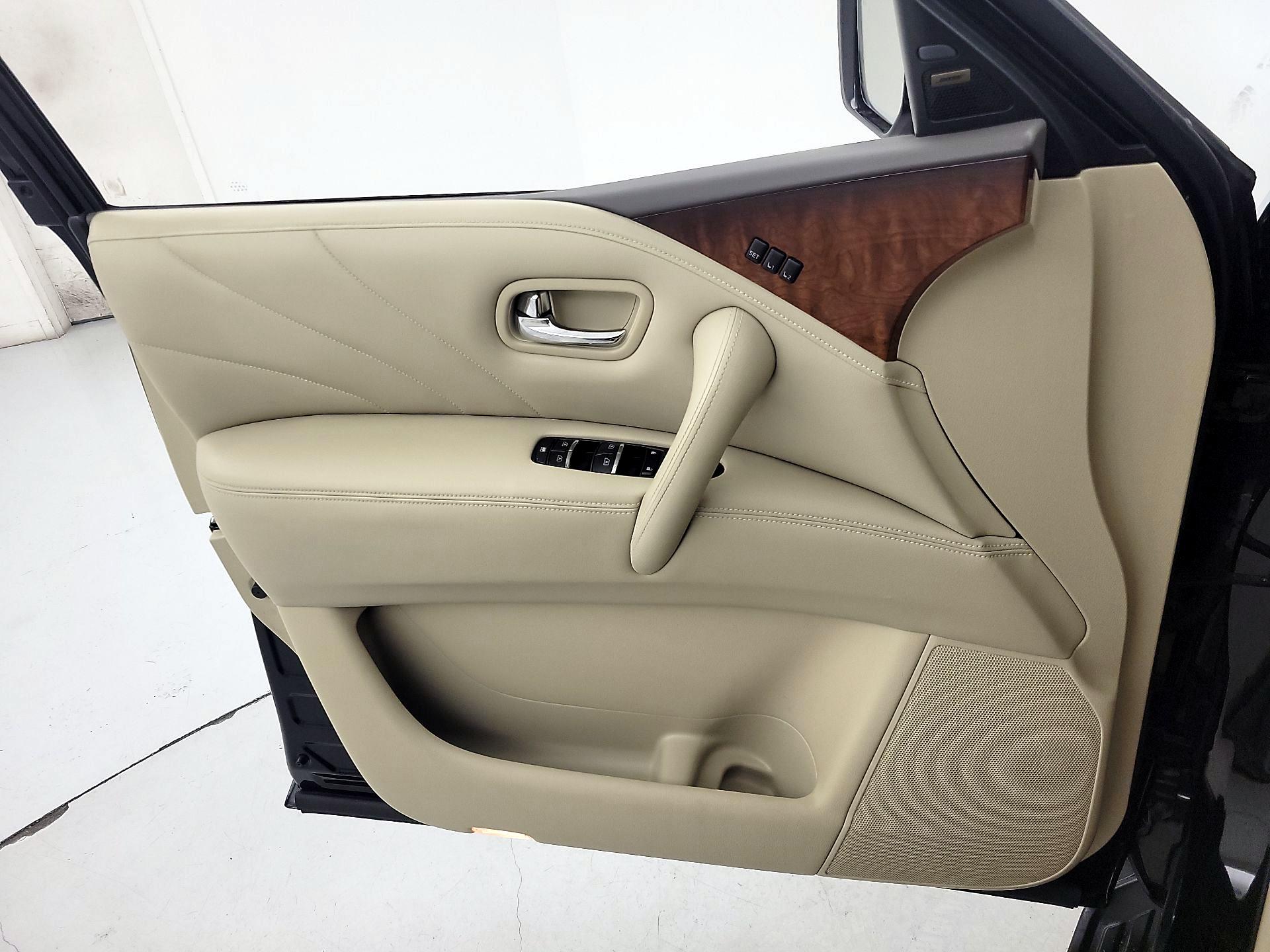 Thumbnail: 2016 INFINITI QX80 - 12