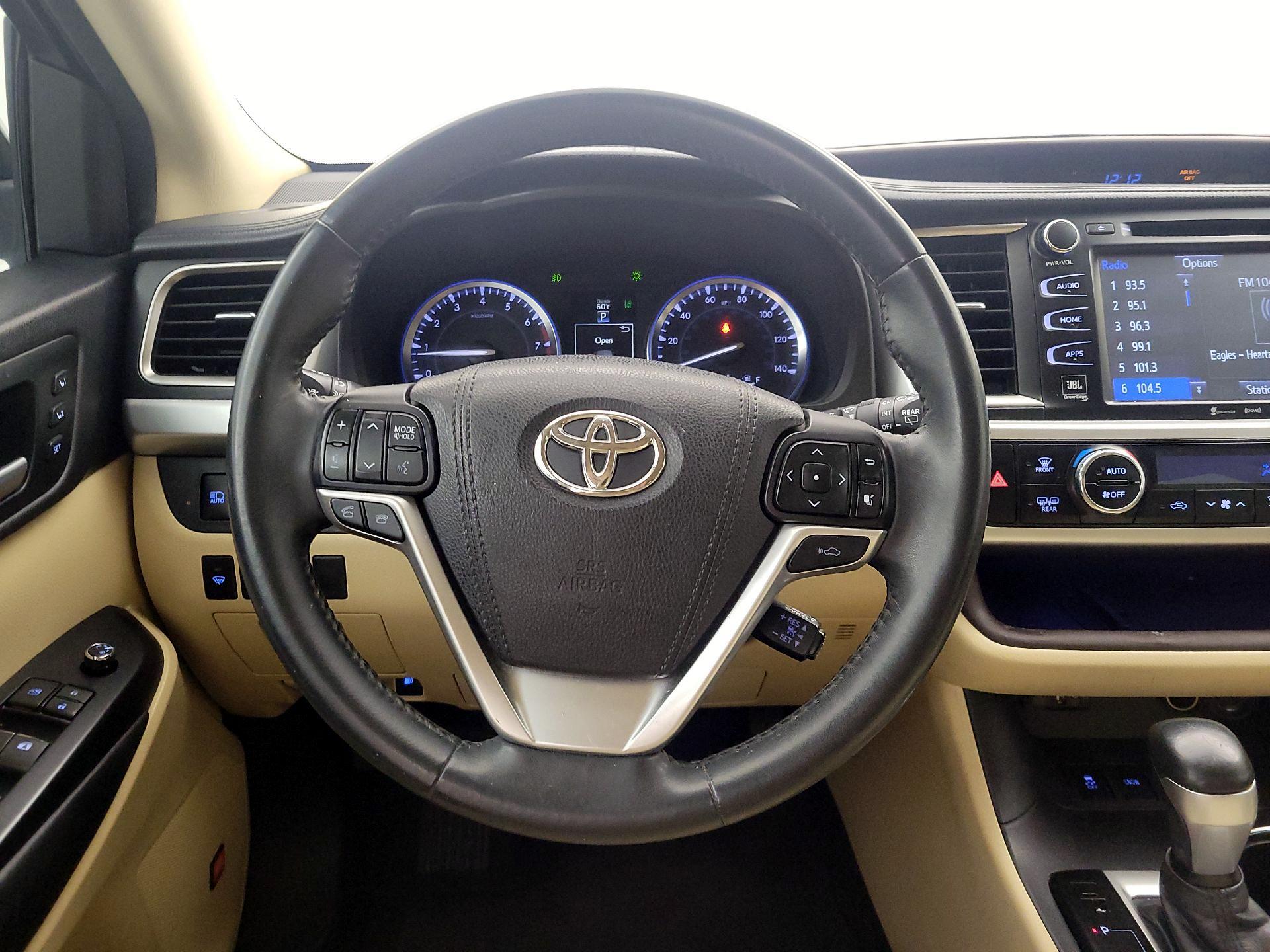 Thumbnail: 2016 Toyota Highlander - 10